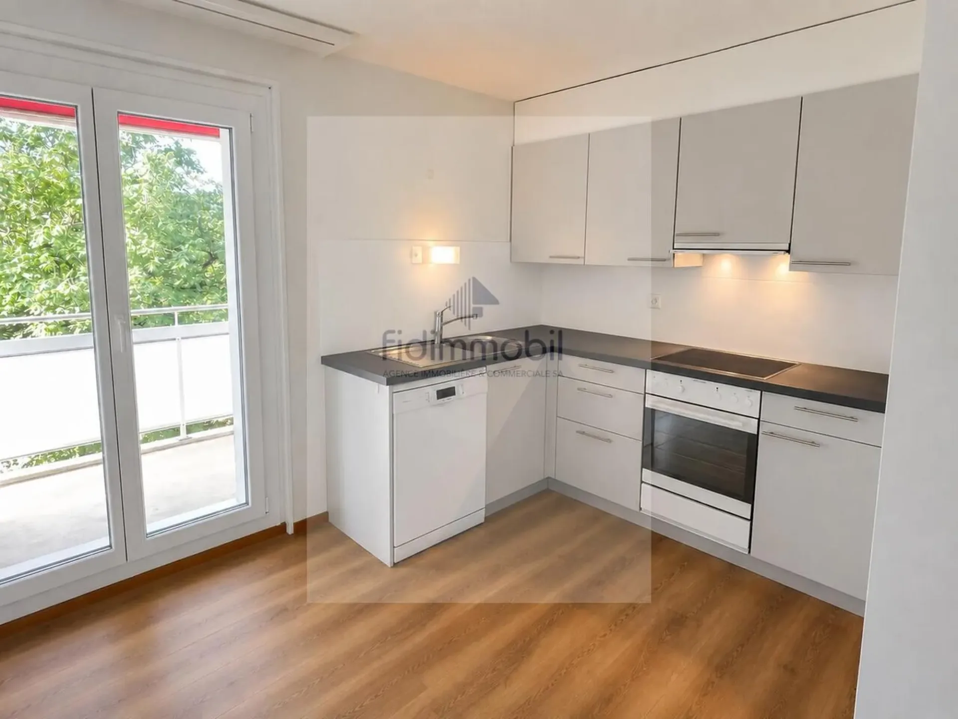 Geräumige 4-Zimmer-Wohnung mit Balkon und Parkplatz