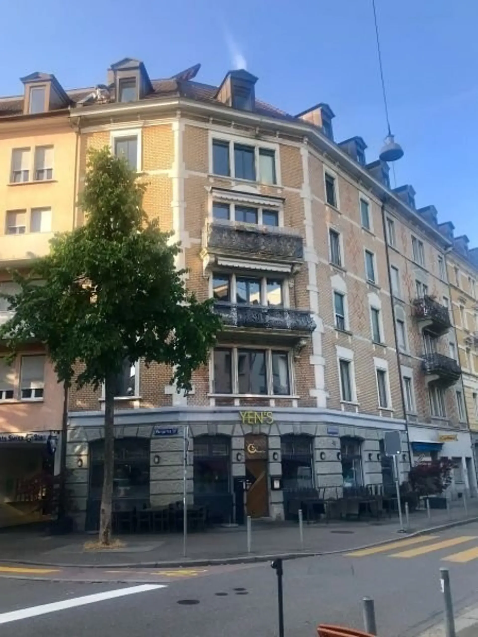 Spacious 4-room apartment with stucco and balcony