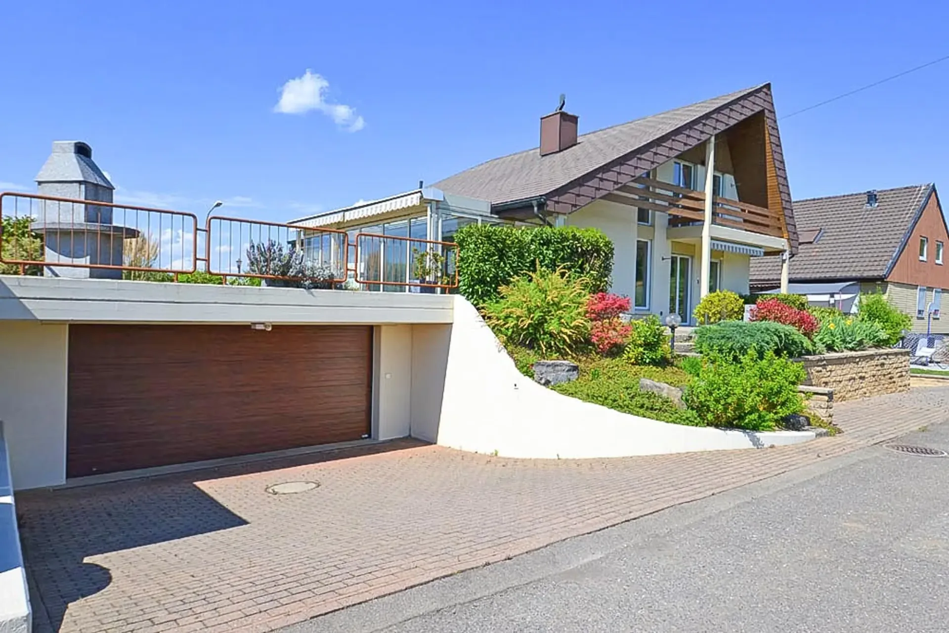 Freistehendes 5.5 Zimmer-Haus mit gepflegter Umgebung und Weitsicht