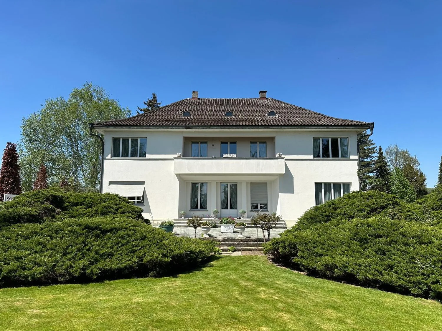 Ancienne maison de médecin avec terrain constructible – 2'736 m² avec potentiel de développement à Triengen