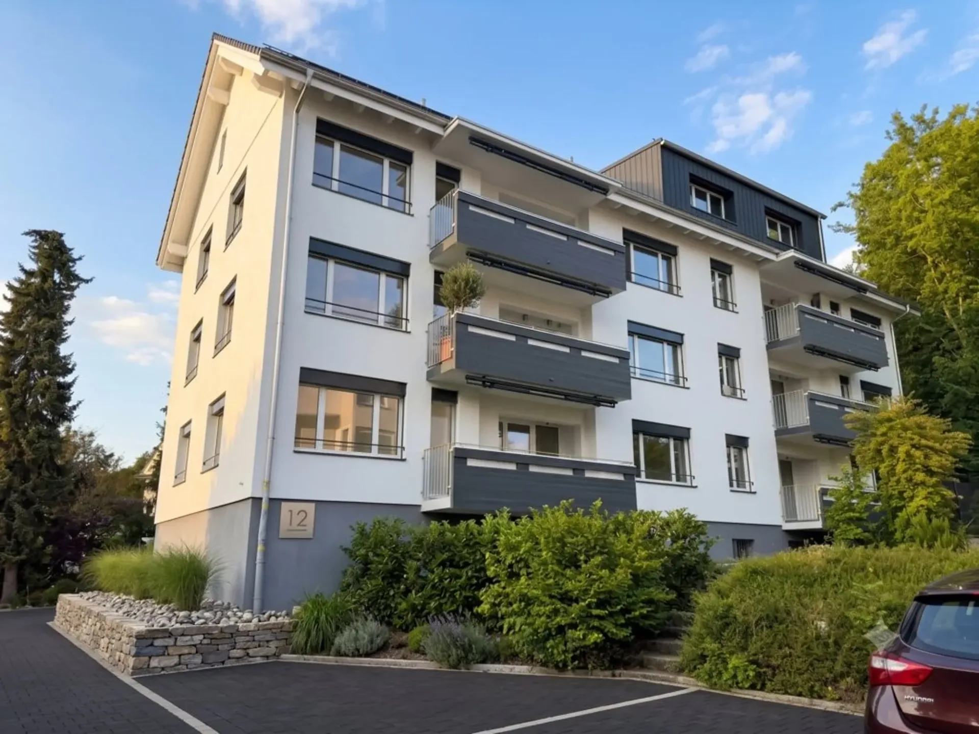 SANIERTE CHARMANTE DACHWOHNUNG ZU VERMIETEN