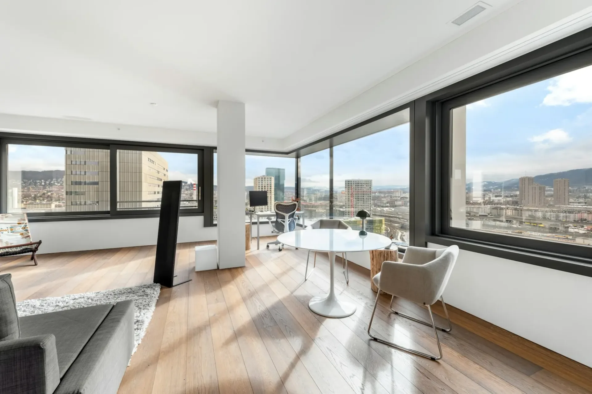 Skyline Living over Zurich - Living on the 18th floor