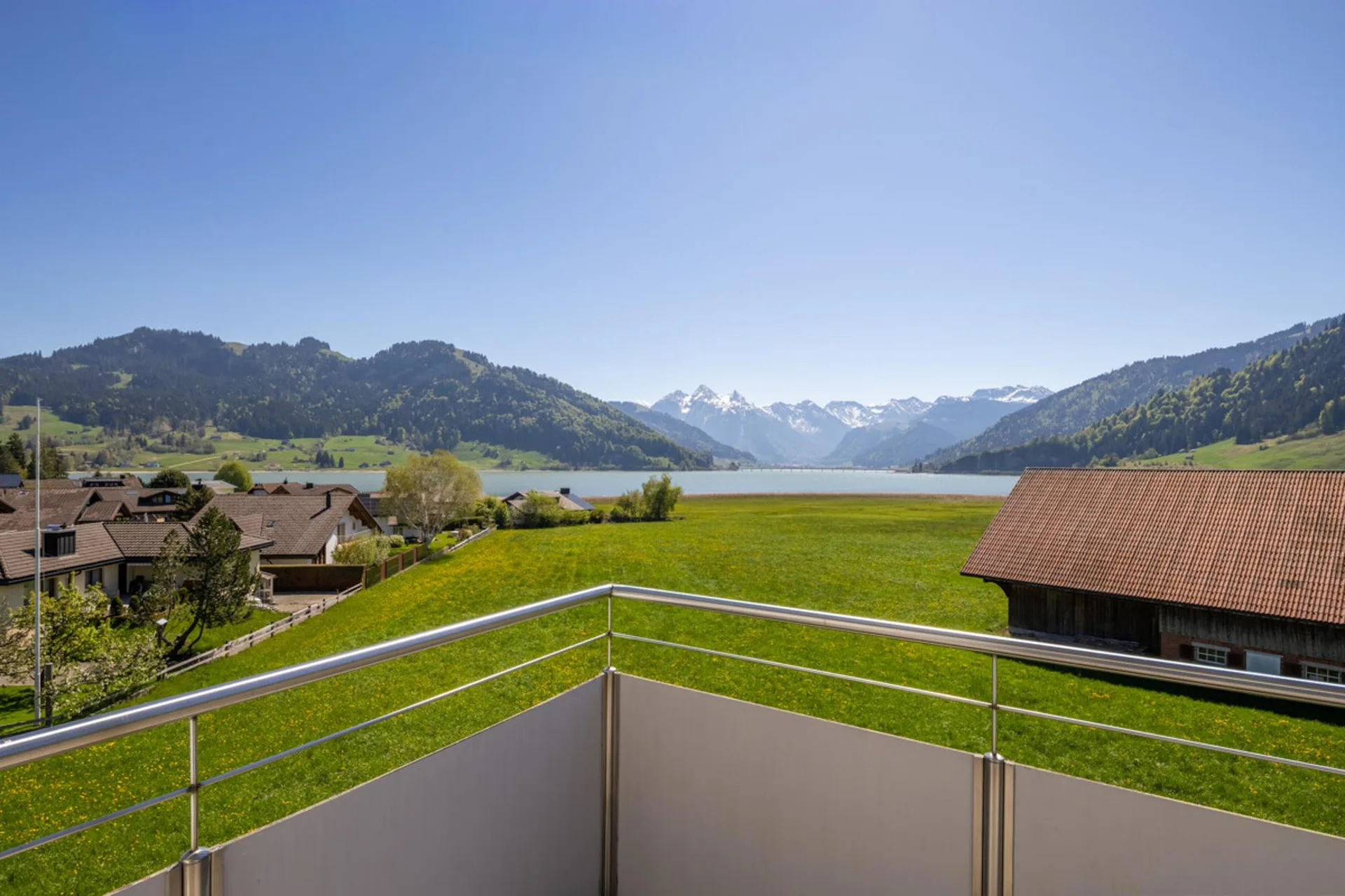 Gross: Dachwohnung mit Ferienfeeling und Postkartenpanorama am Sihlsee