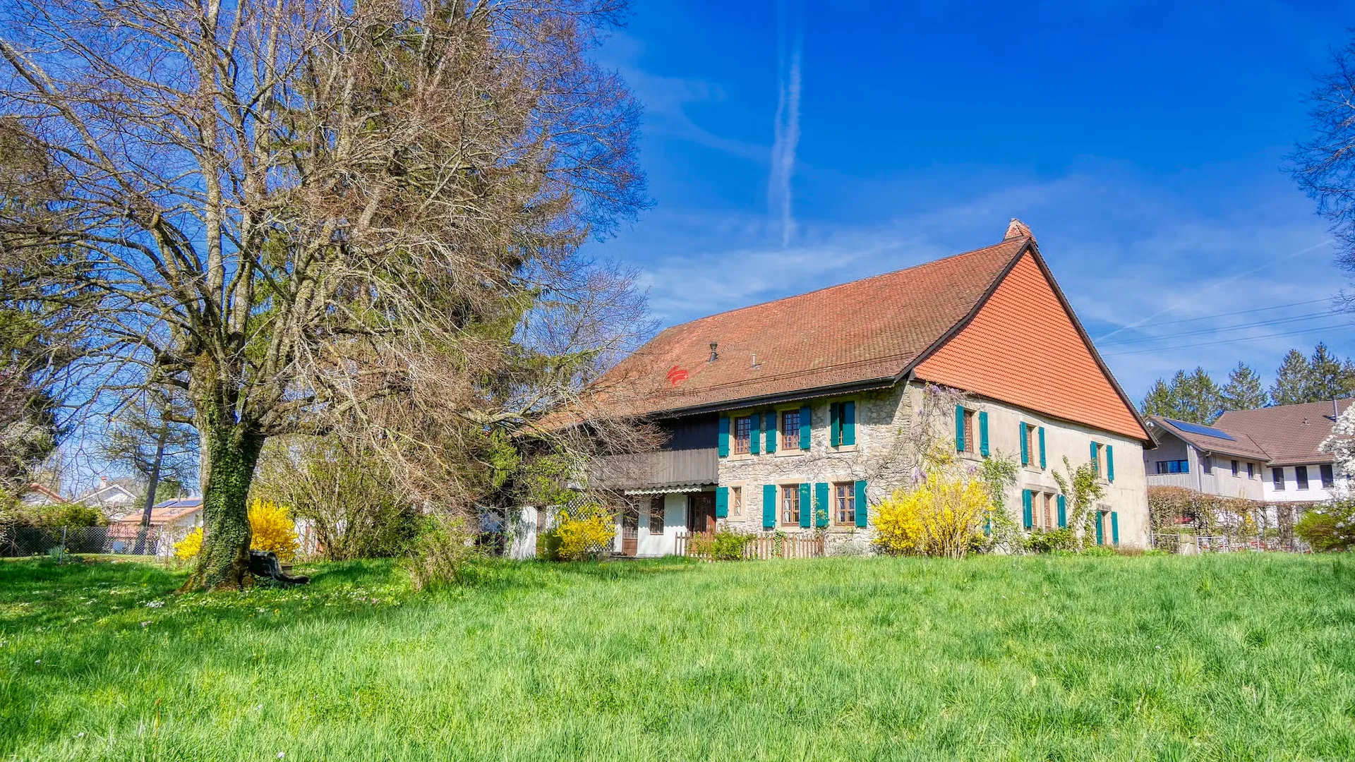 Sehr schönes Waadtländisches Bauernhaus mit 6.5 Zimmern, Scheune und großem Grundstück!