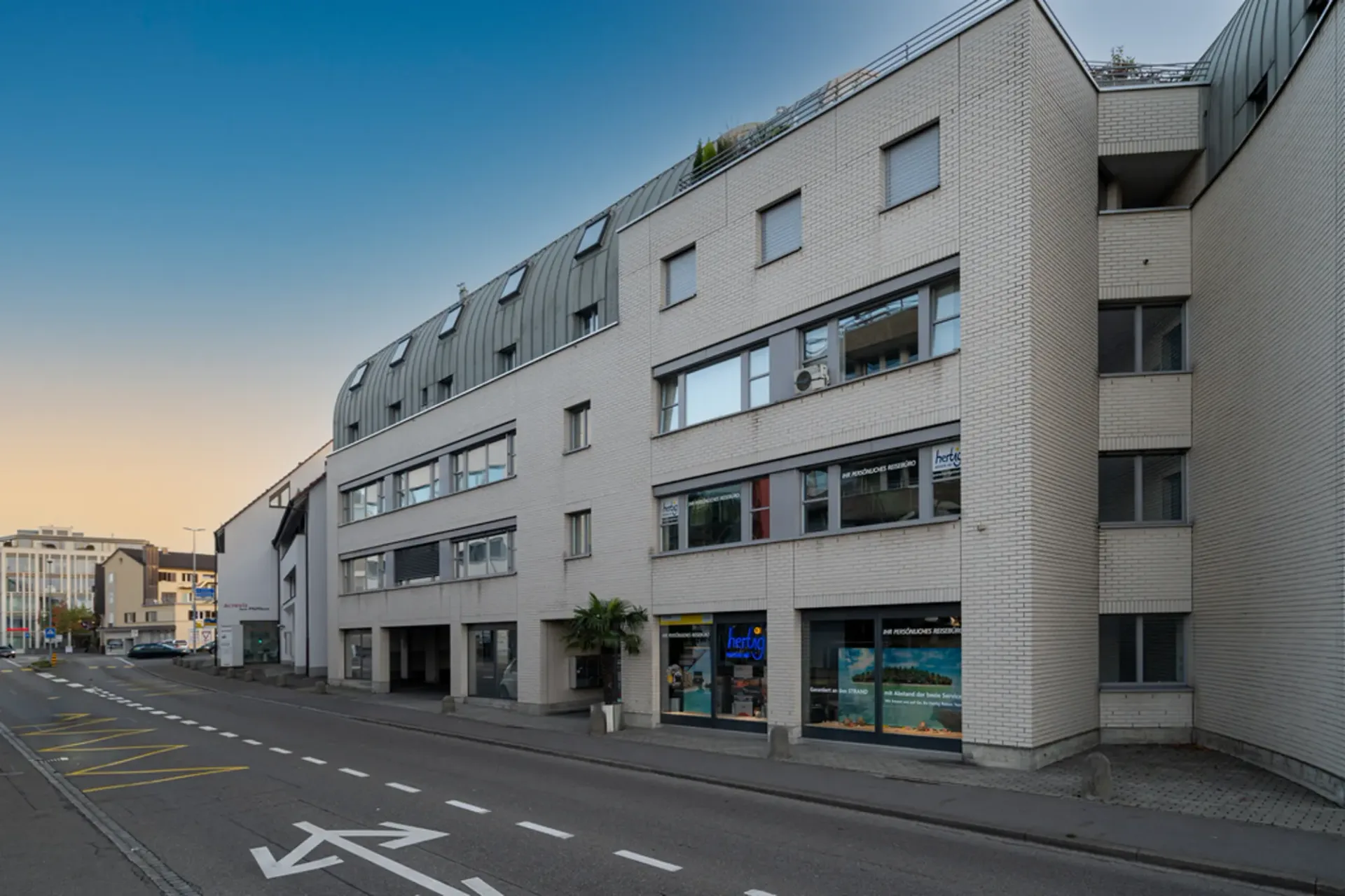 Sehr zentraler Einstellplatz in geschützter Tiefgarage, auf Autolift