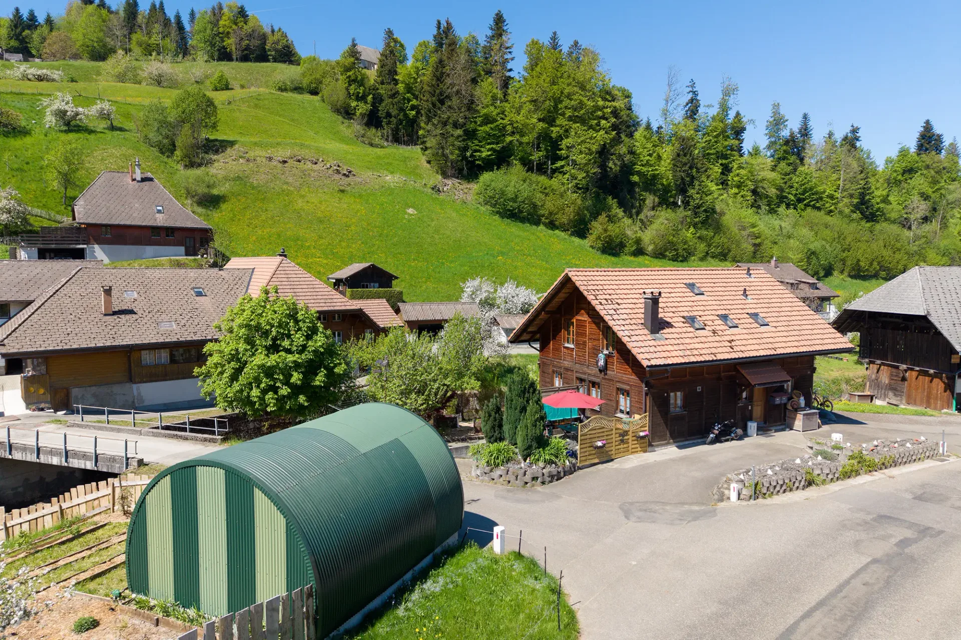 Attraktives Zweifamilienhaus an naturnaher Lage