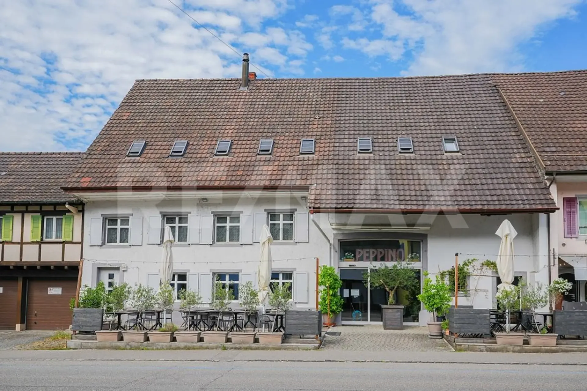 Ideally central: Fully rented residential and commercial building with usage reserve