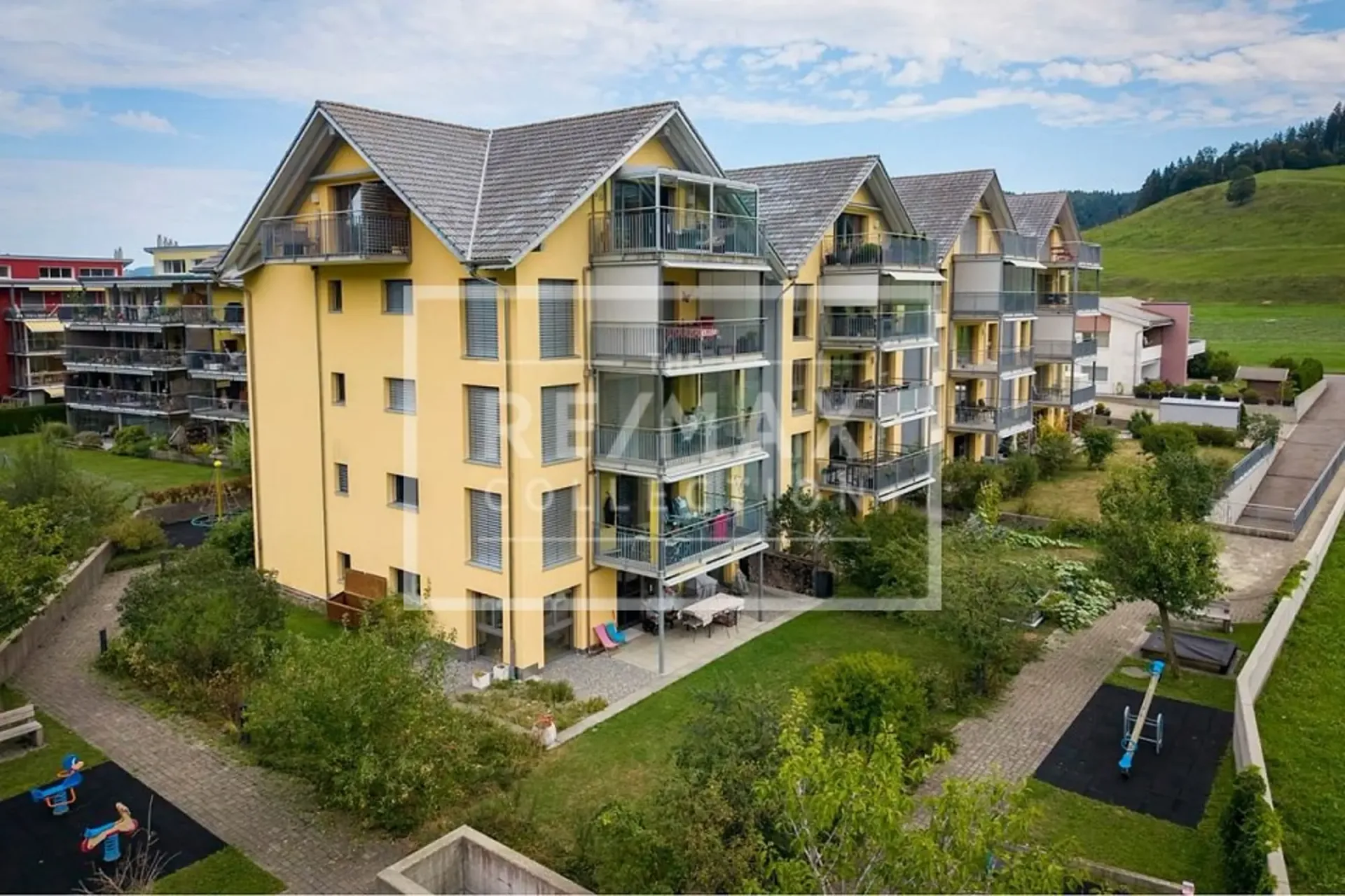 Edle 5.5-Zimmer-Dachwohnung mit 3 Balkonen und atemberaubendem Mythenblick in Einsiedeln zu kaufen!