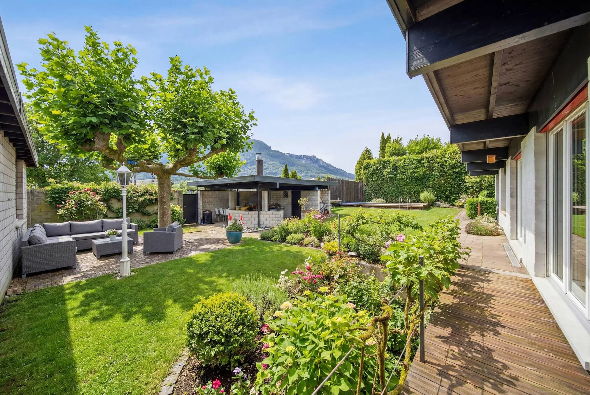 BUNGALOW-ÄHNLICHES WOHNHAUS MIT SEPARATEM GEWERBEBEREICH