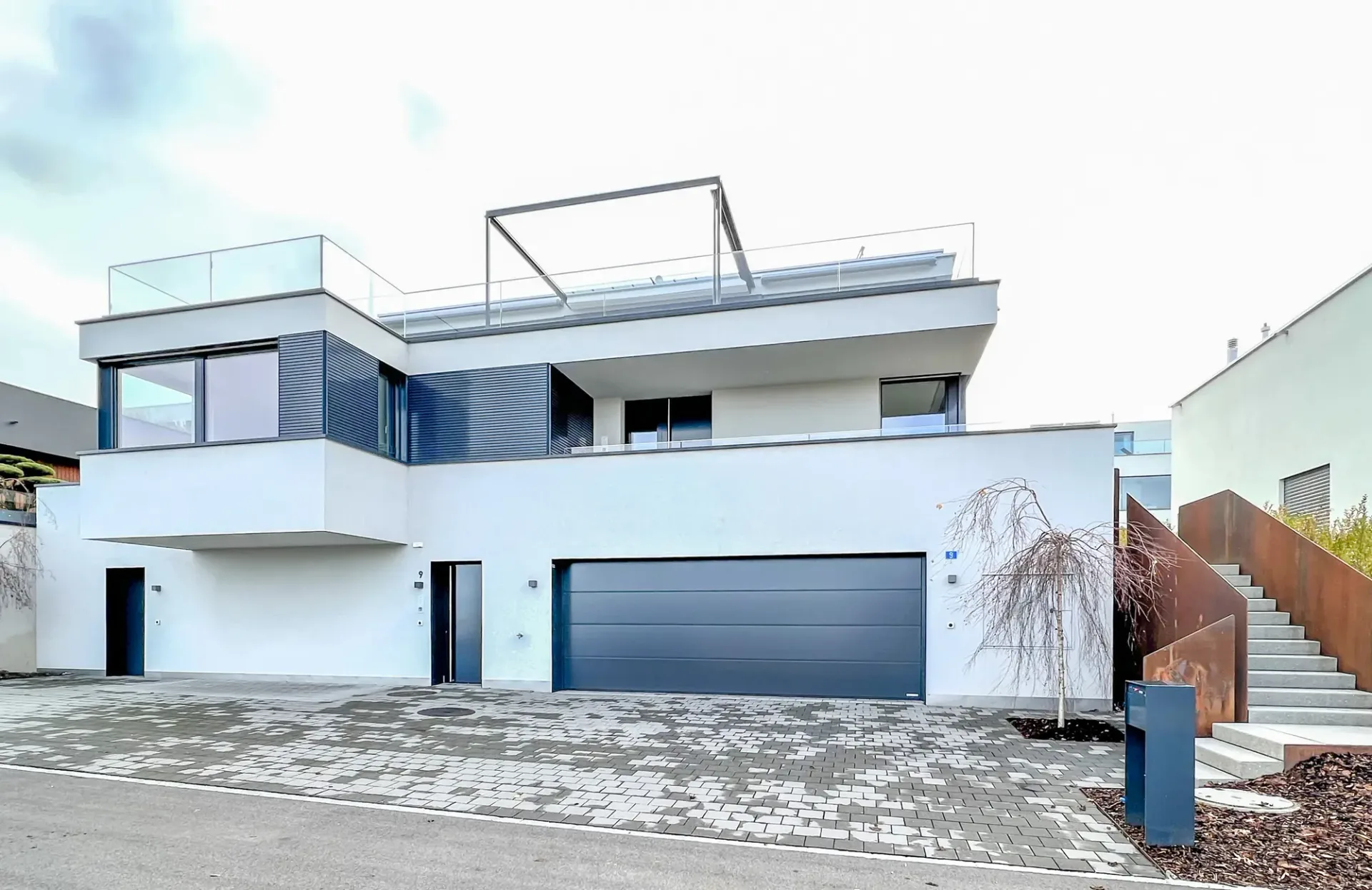 Exklusives Haus mit Pool und Seesicht.