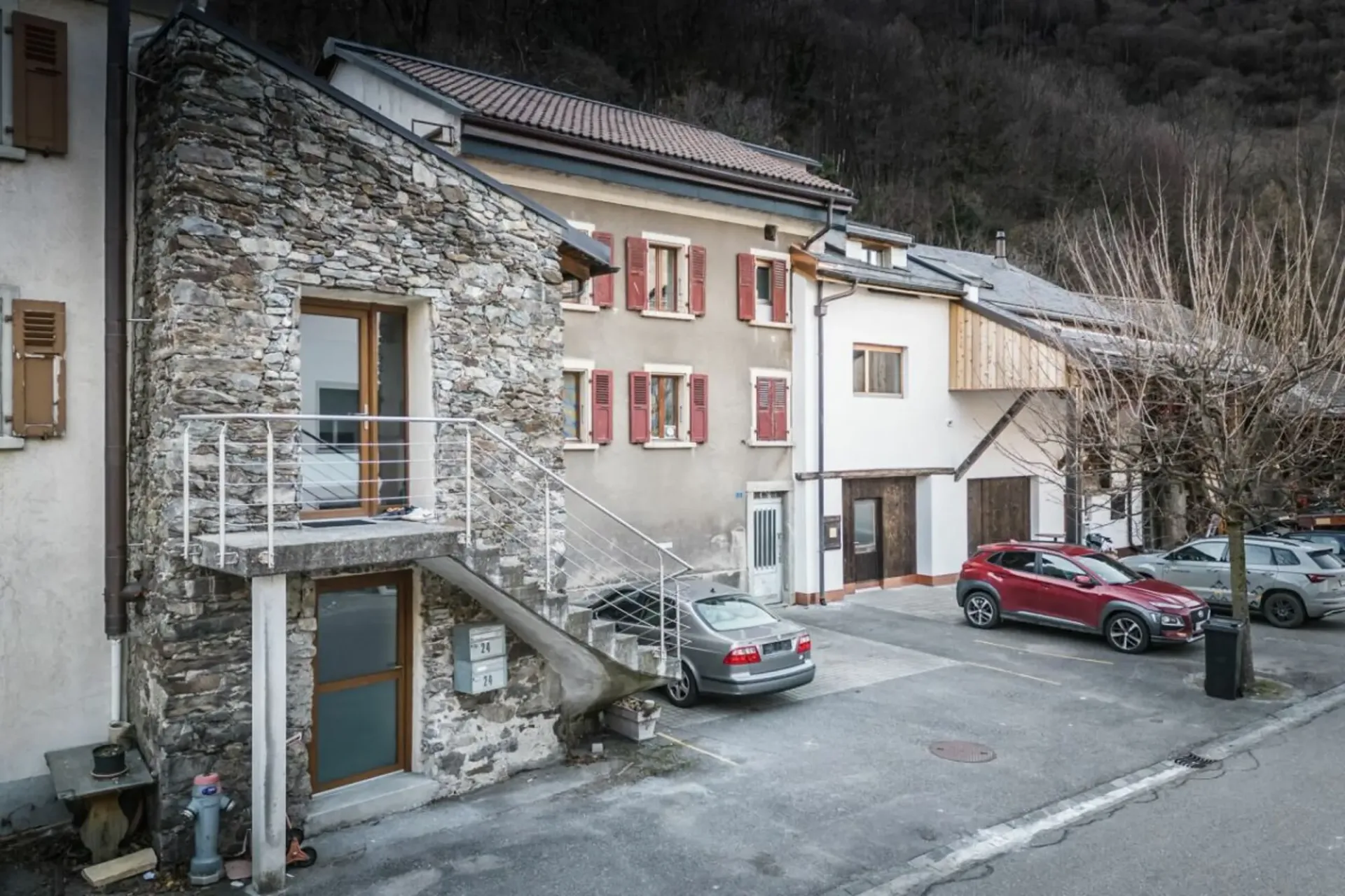 Kleines Dorfhaus, bestehend aus zwei Studios