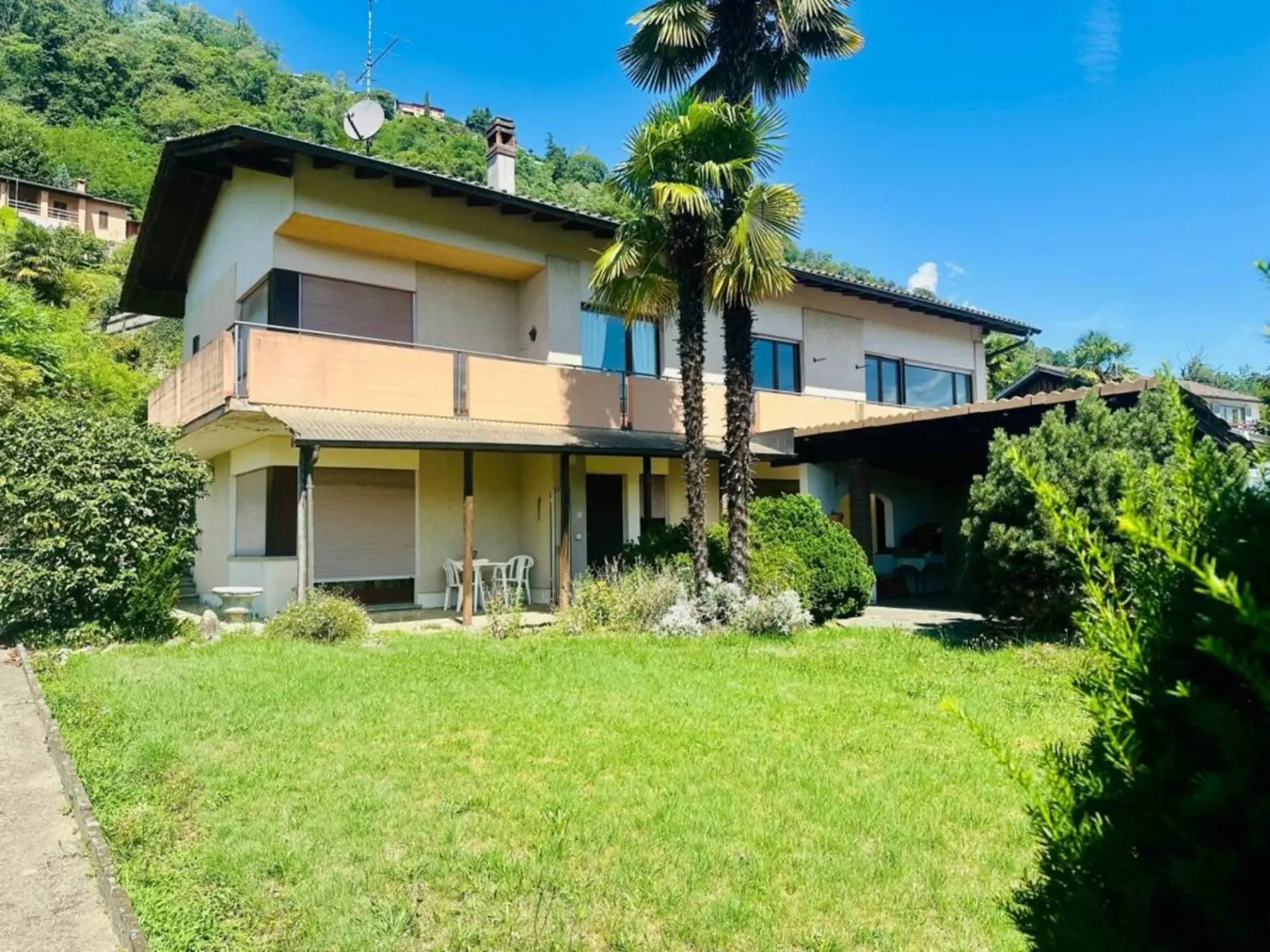 AGNO · ZWEIFAMILIENHAUS MIT GARTEN IN WOHNGEBIET