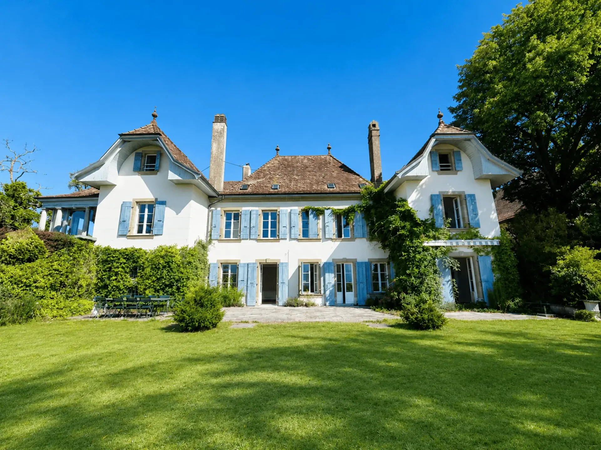 Historic 7-room manor in Lonay – available immediately