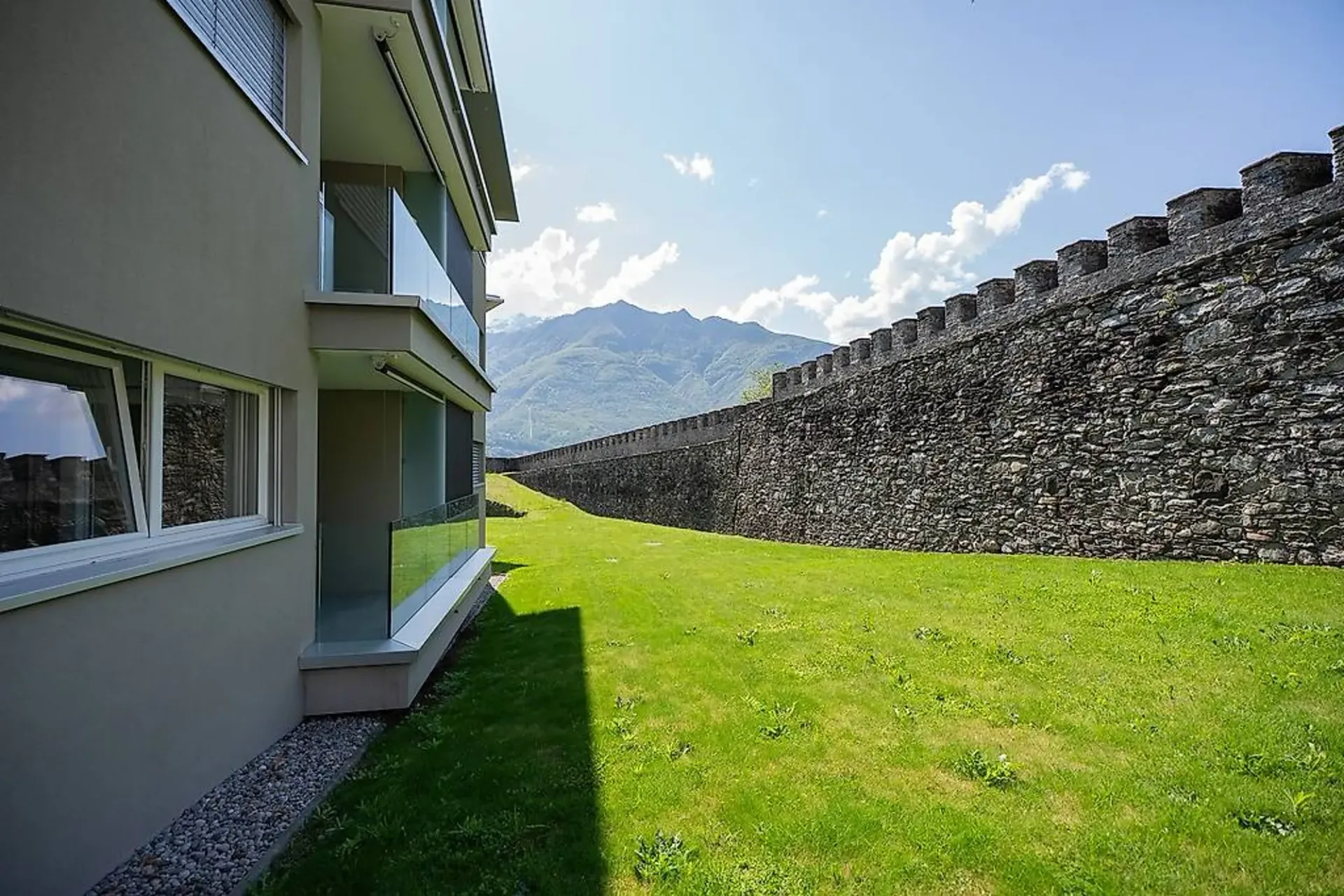 Wir verkaufen in Monte Carasso eine schöne 4.5-Zimmer-Wohnung im Grünen