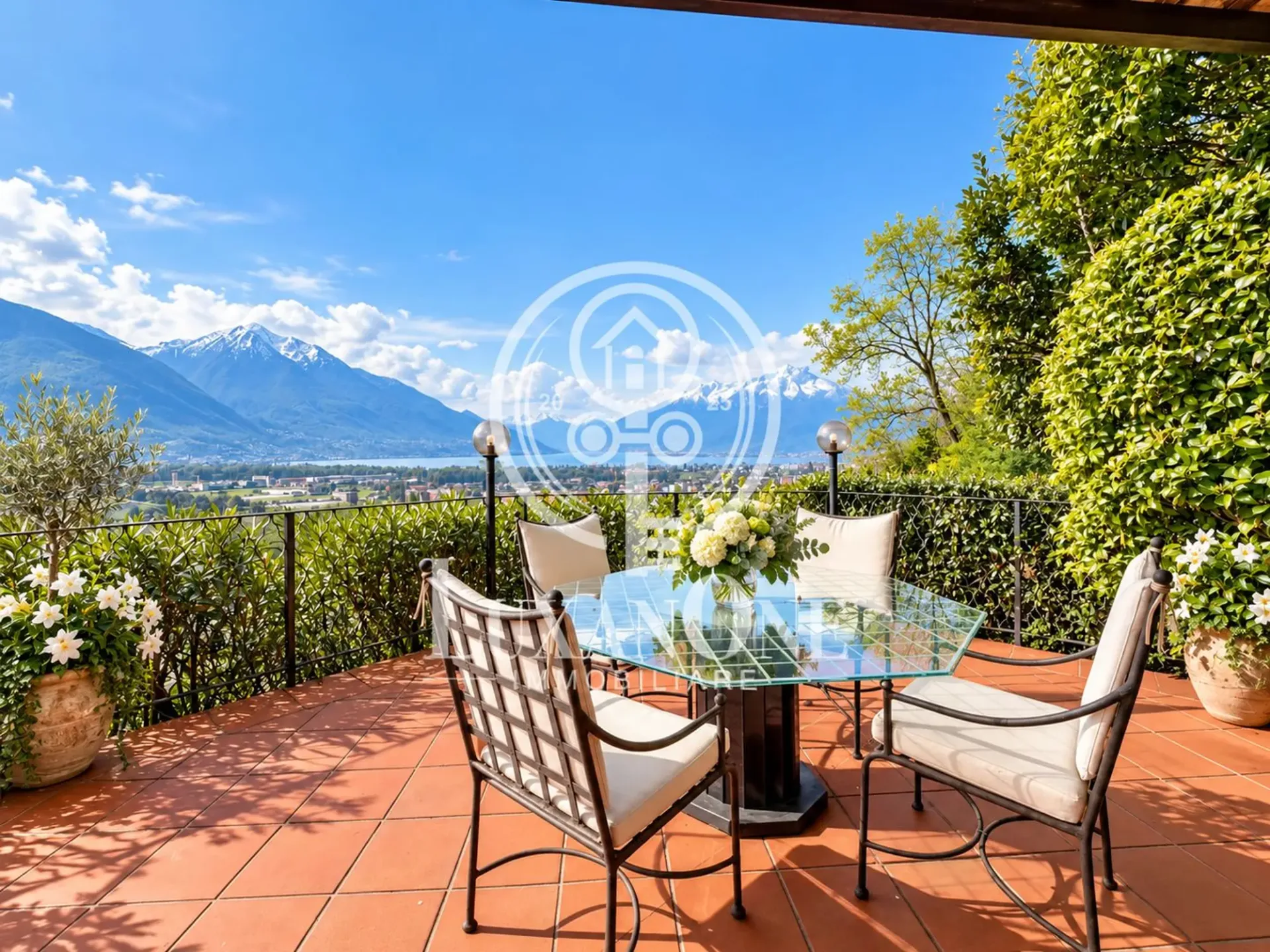 Esclusiva villa panoramica con poolhouse in privilegiata posizione soleggiata sul versante sud di Gordola.