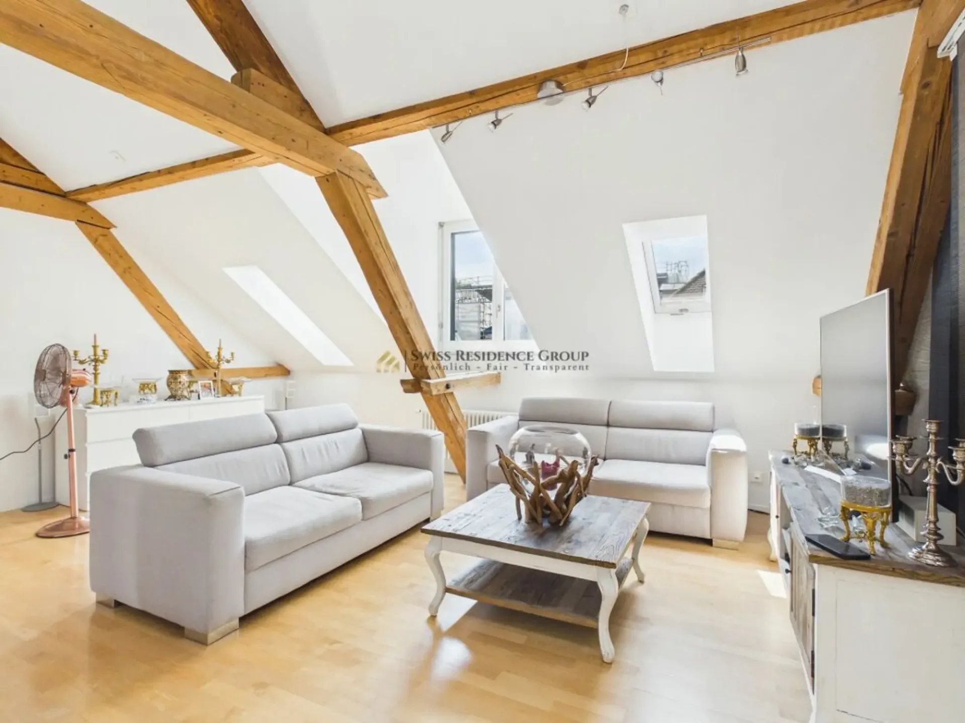 Exklusives Wohnen mit Galerie, Cheminée und Zürichsee in Gehdistanz