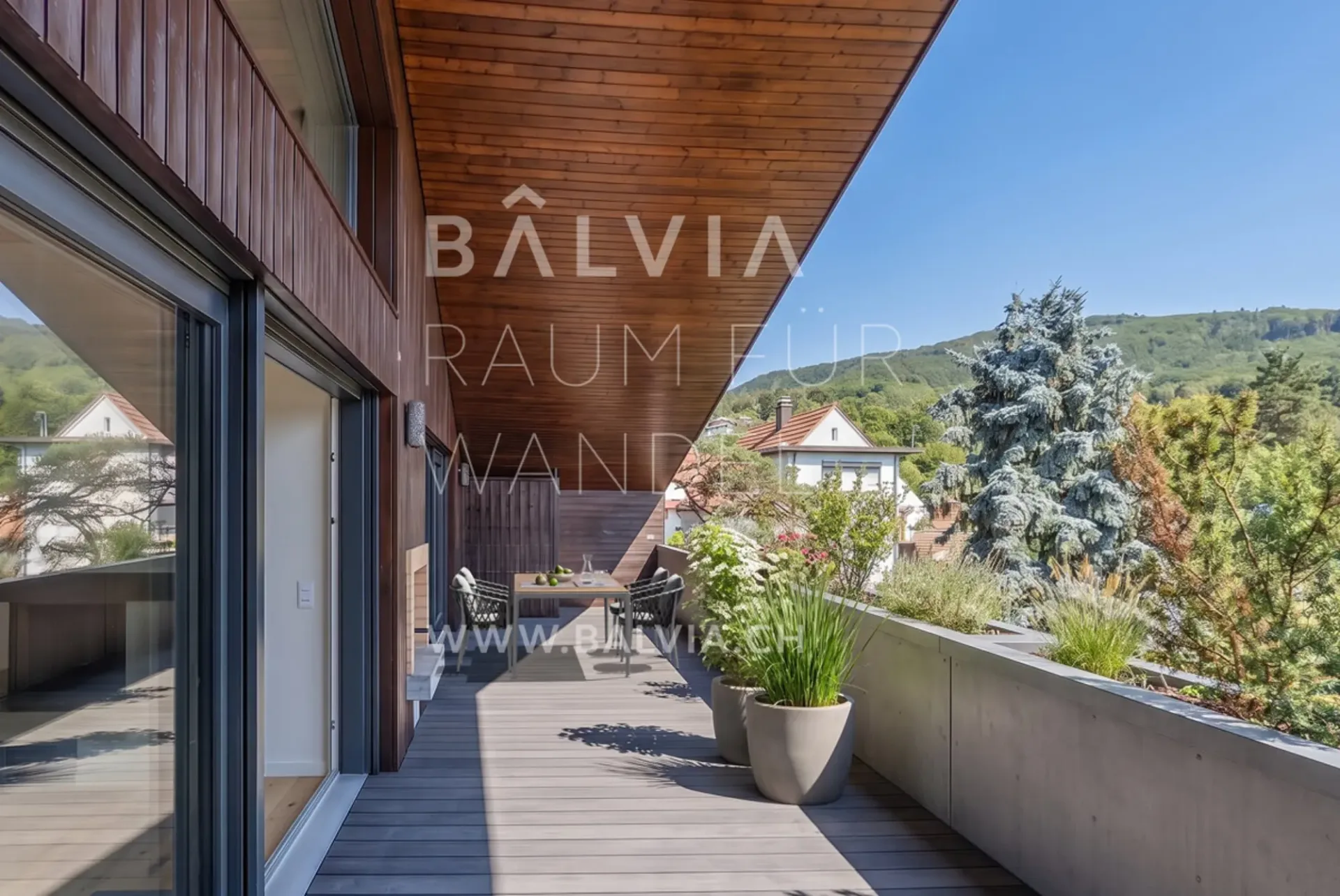 Raum ohne Ende: Dachwohnung mit Terrasse, Garage, Hobby- und Dachraum