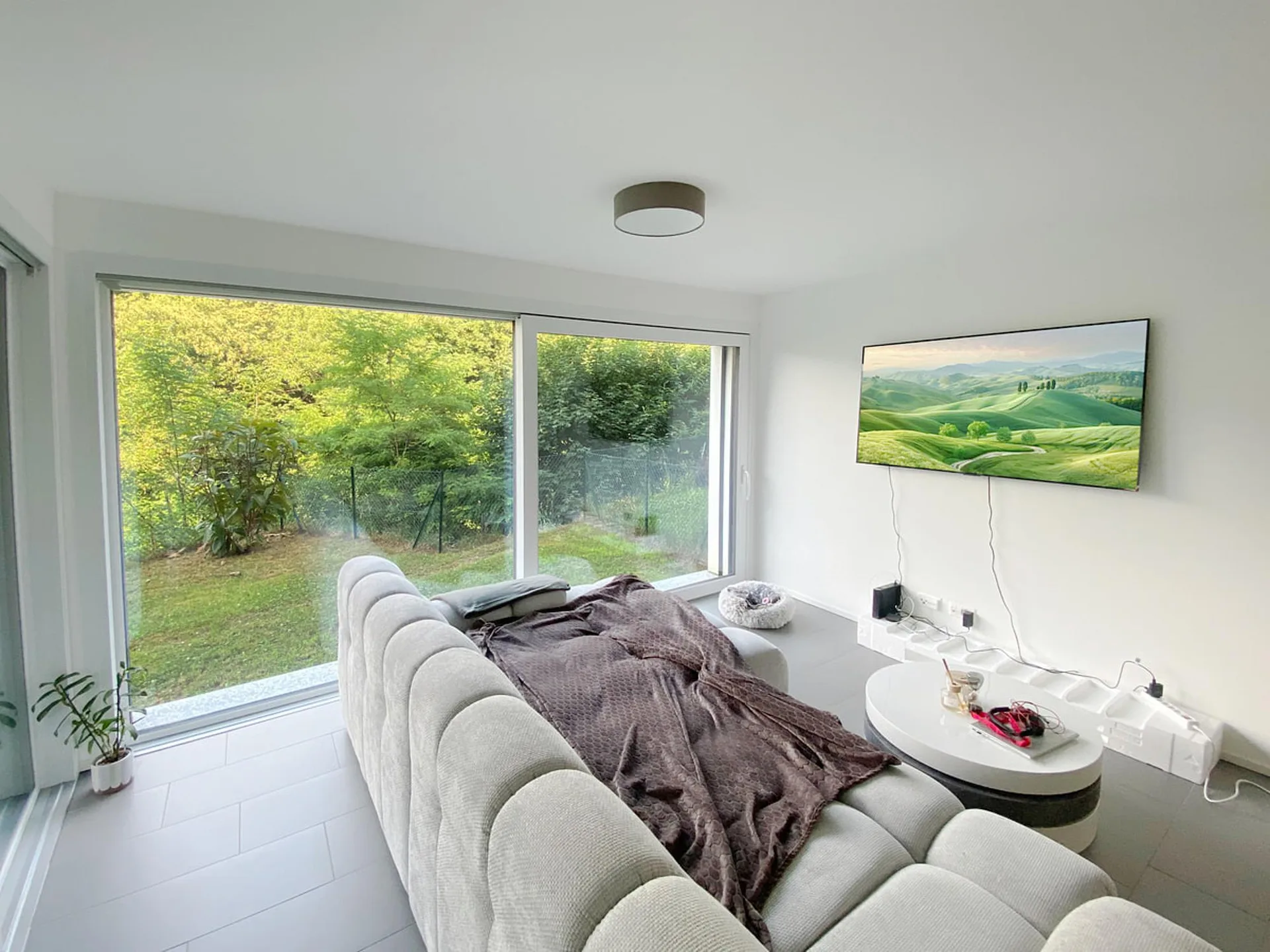 Neuestes 2,5-Zimmer-Appartement in der Natur mit eigenem Garten und überdachter Terrasse.