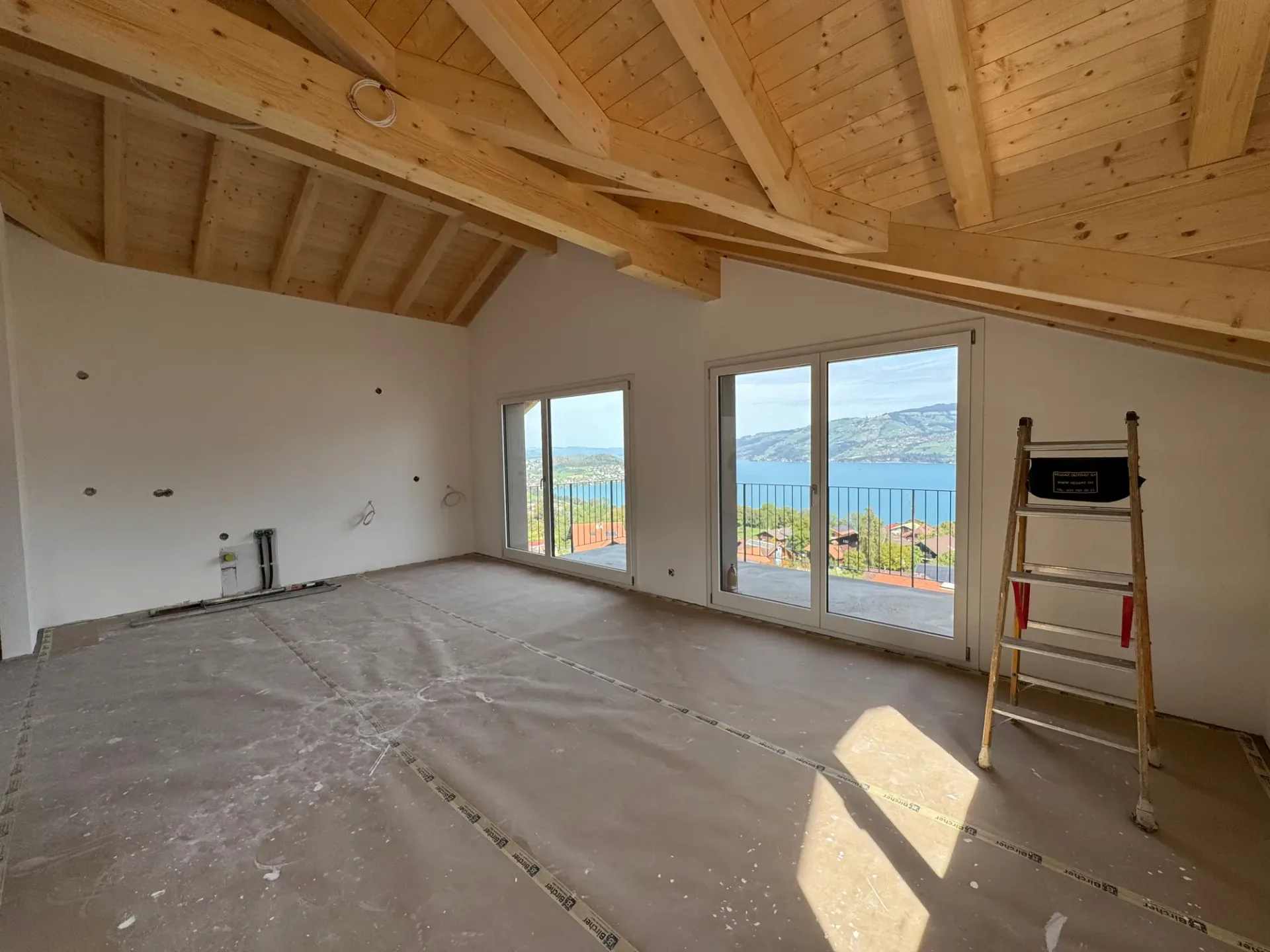 Herrliche Sicht auf den Thunersee, Grosszügiger Balkon mit Panoramablick, Erstbezug im Neubau mit vier Einheiten