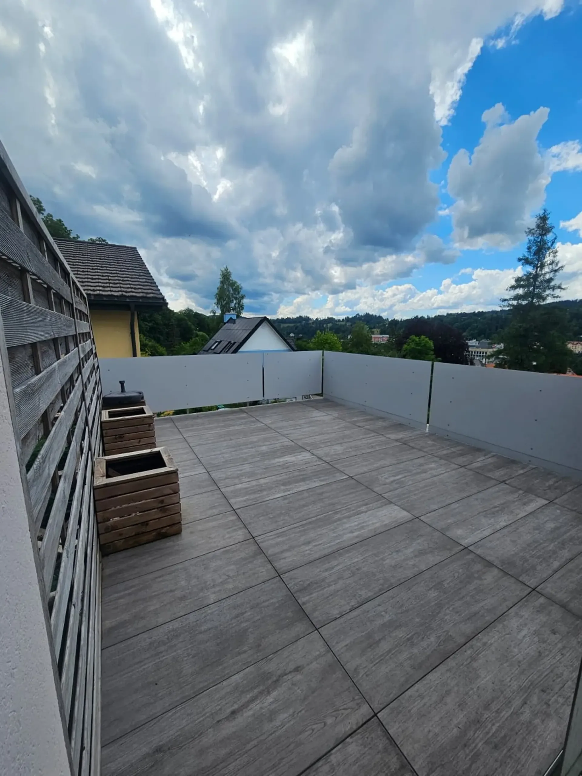 2,5 Zimmer möbliert mit Terrasse und freier Sicht + Parkplatz