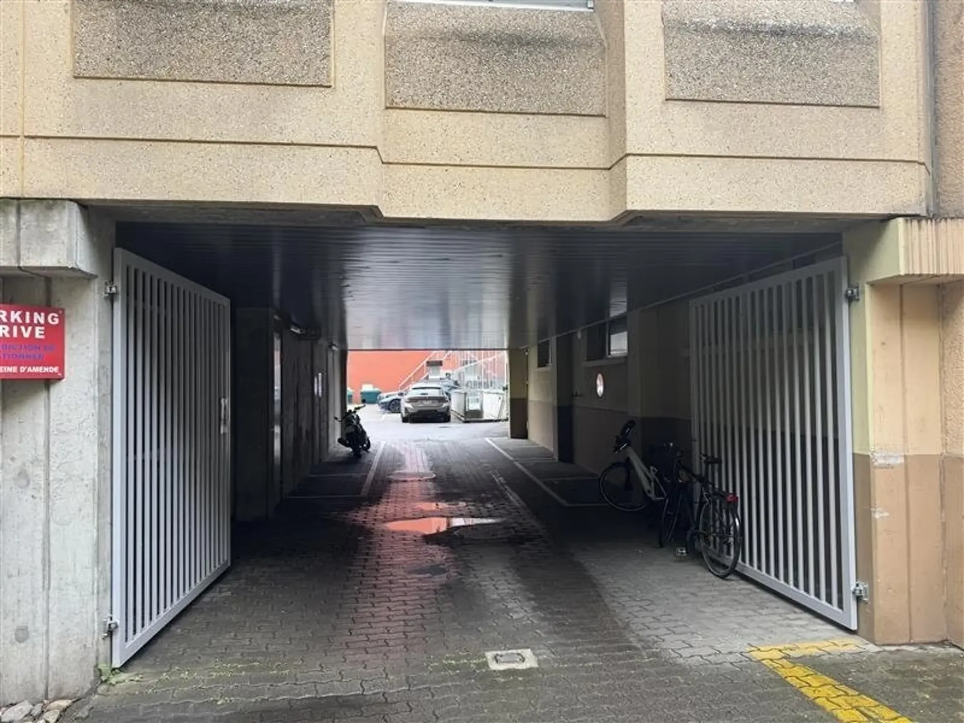 Überdachte Motorradparkplätze