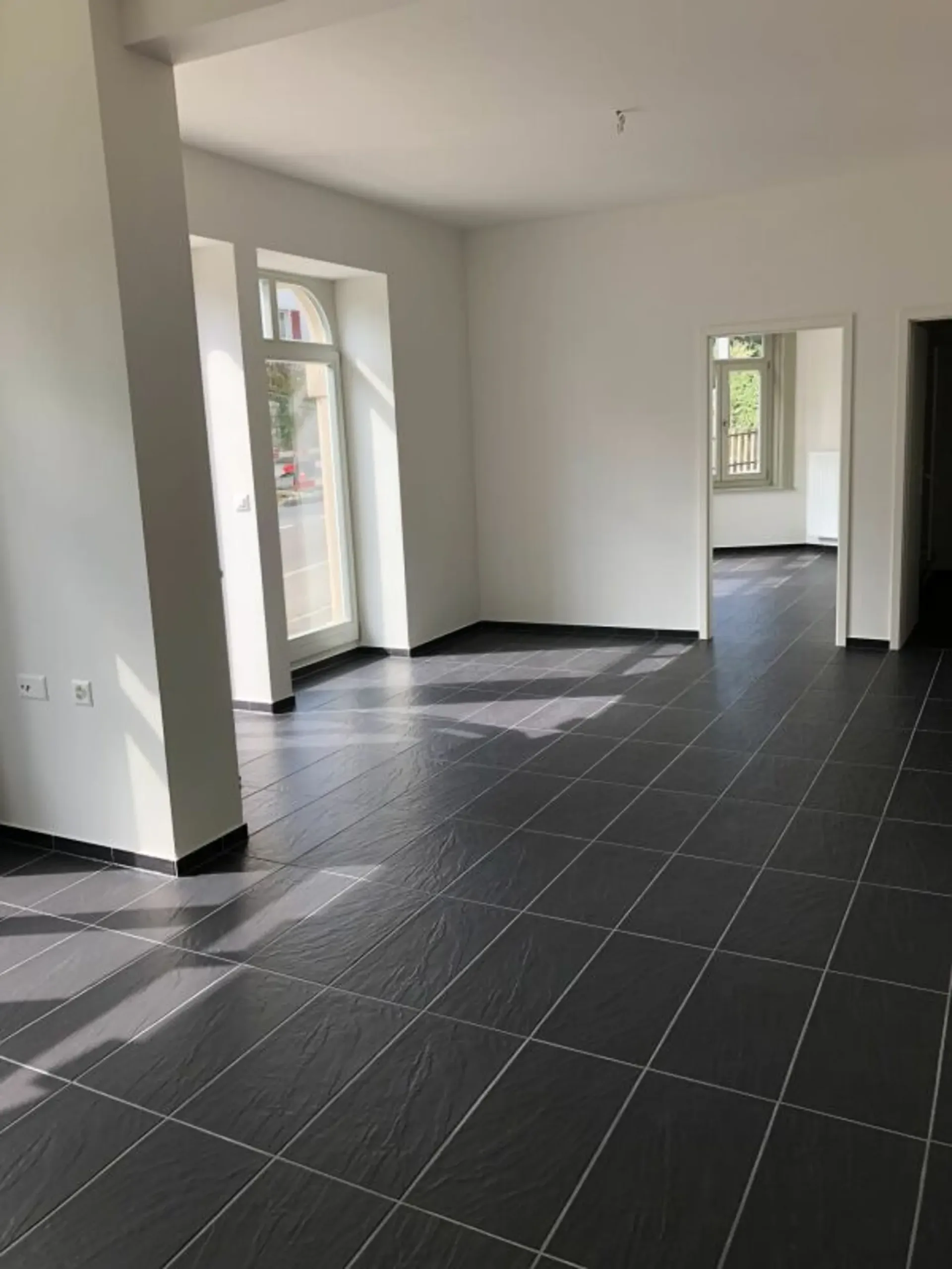 Modernes Büro- oder Ladenlokal im Erdgeschoss mit grossen Schaufenstern!