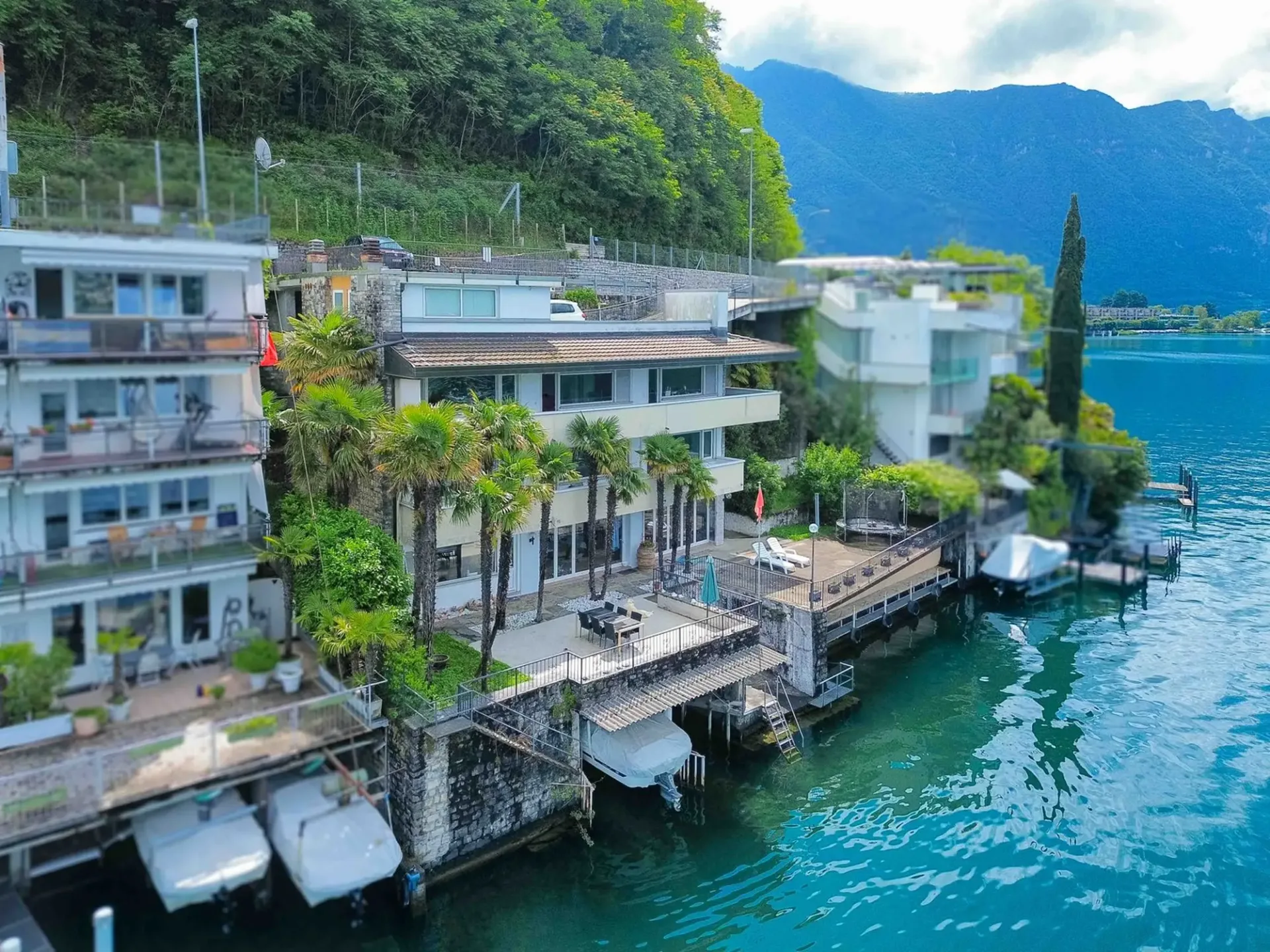 Villa direkt am See mit privaten Bootsliegeplätzen