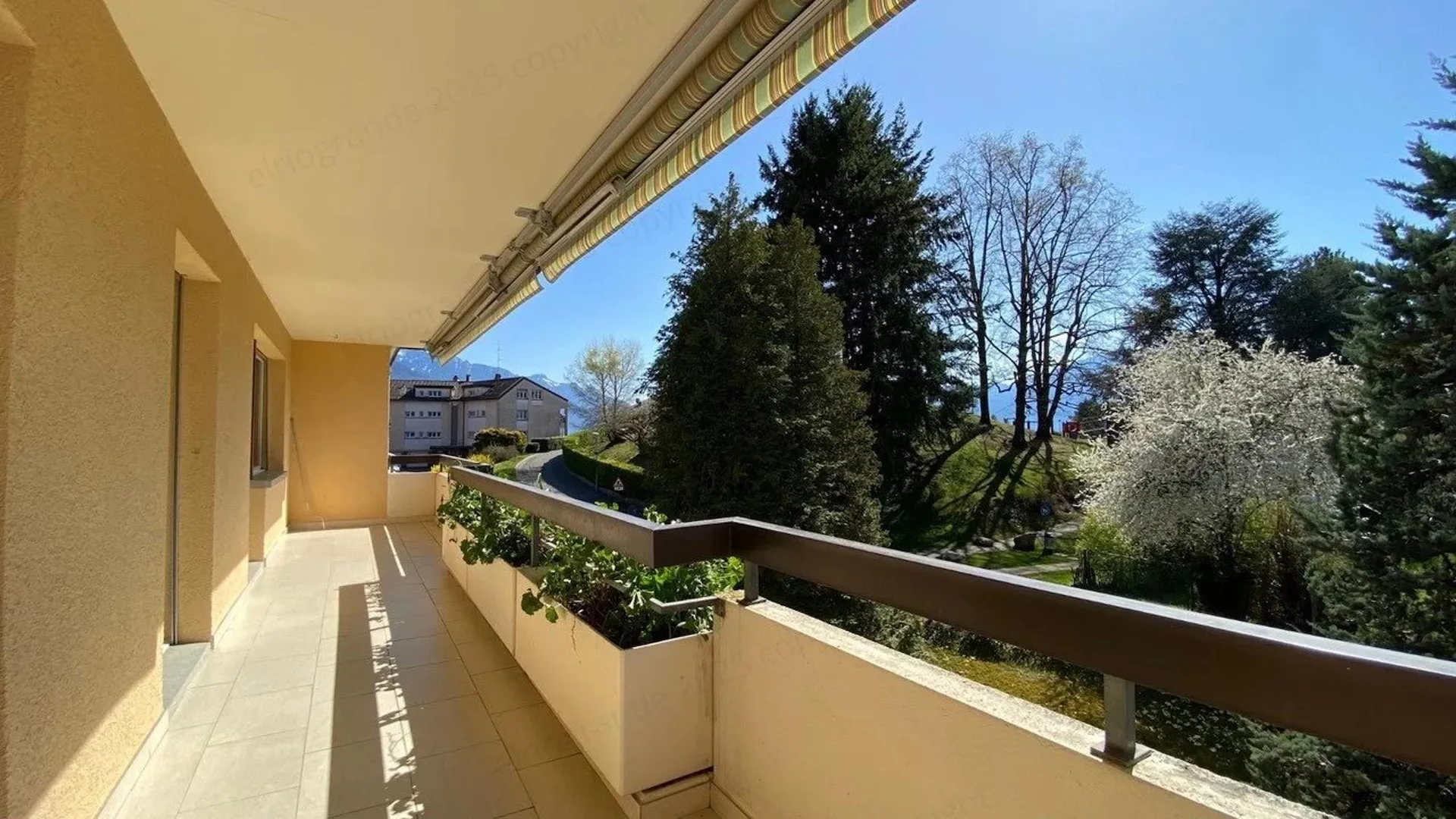 Superbe appartement lumineux de 2,5 pièces, orienté plein Sud, au dernier étage avec ascenseur.