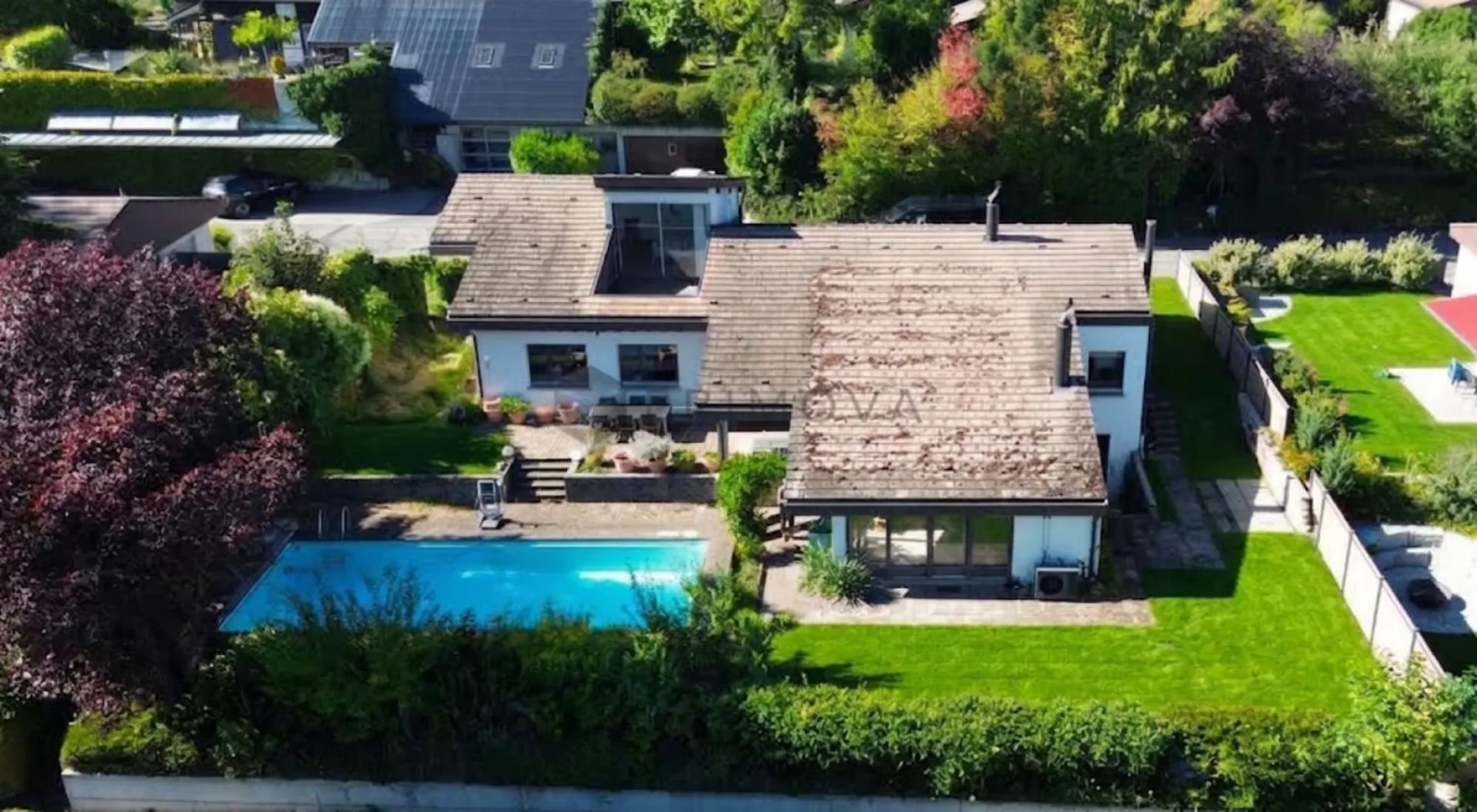 Exclusive residential domicile with outdoor pool, large plot and panoramic view in Meikirch