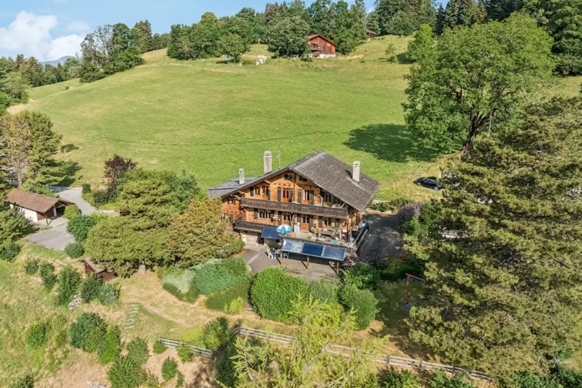 Geräumiges Chalet mit 4 Wohnungen und spektakulärer Aussicht und großem Garten