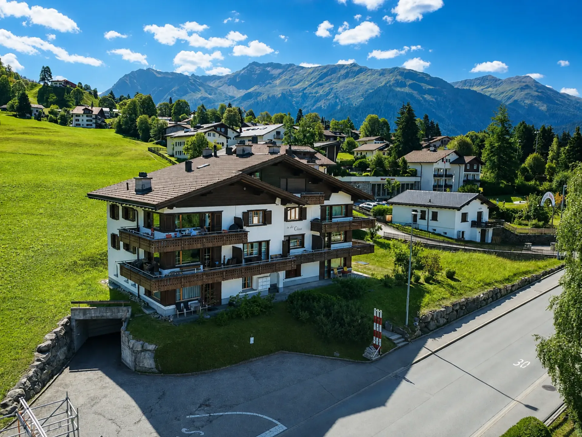 Stylish and fully furnished 2.5-room apartment with garden seating in Klosters