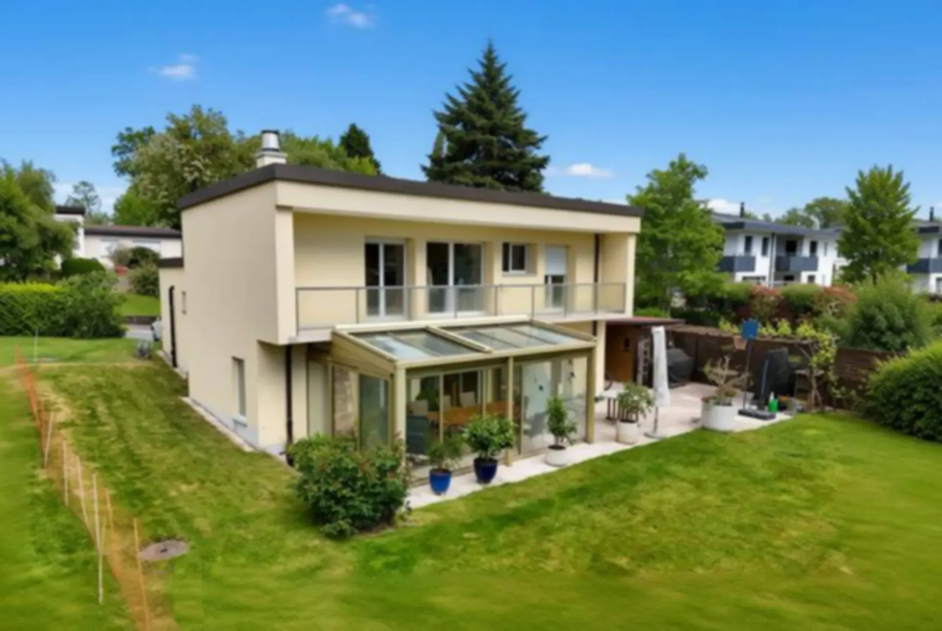 In einer ruhigen und grünen Umgebung charmantes Einfamilienhaus, nur zwei Schritte vom Stadtzentrum entfernt