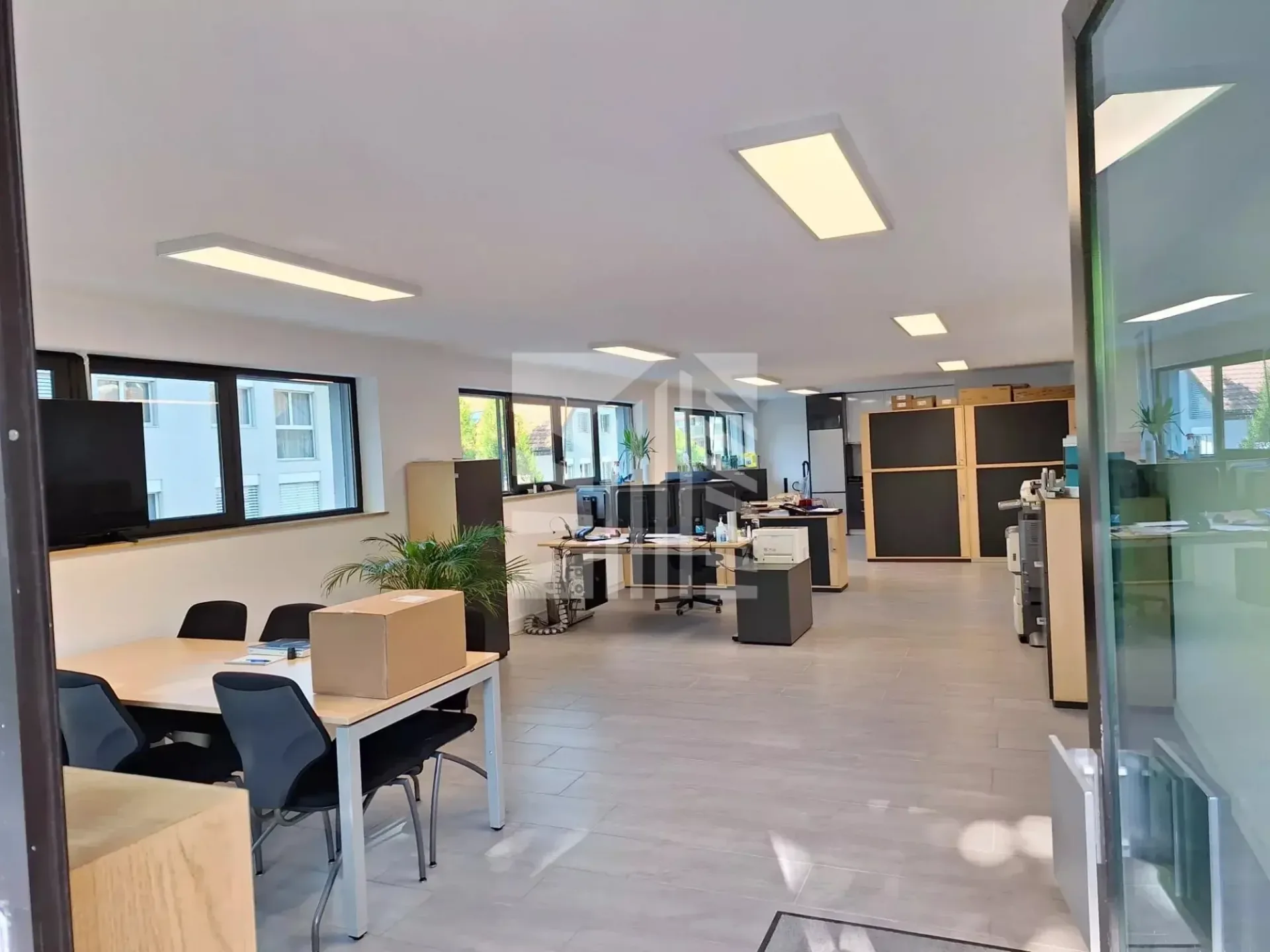 Modernes Lokal mit 70 m², ausgestatteter Küche und Parkplatz