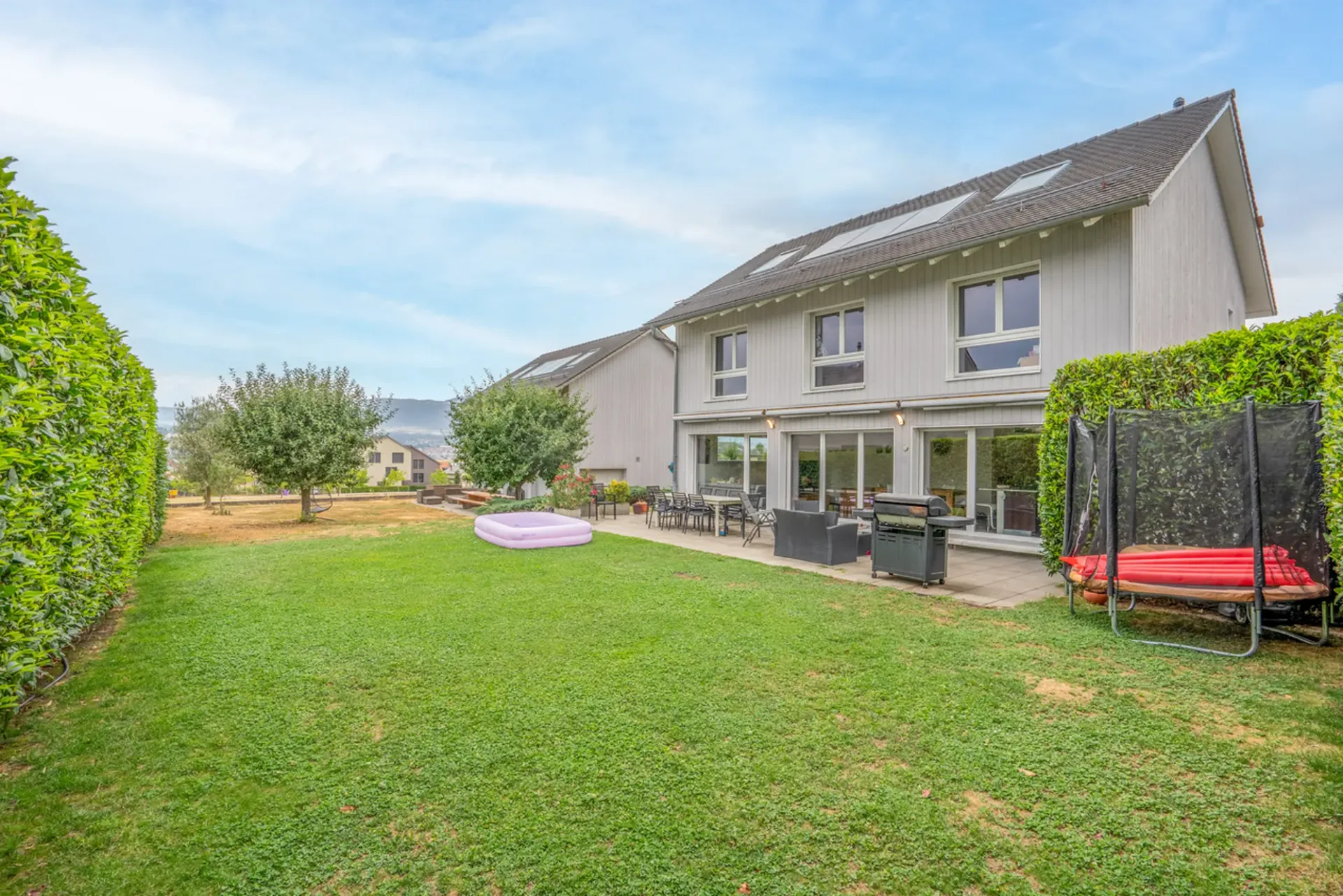 EXKLUSIVITÄT: Prächtige individuelle Villa in Chavornay für Sie!