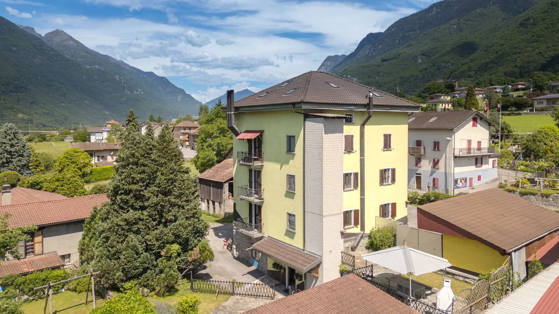 Wohnanlage mit 5 Wohnungen und schöner Aussicht in Claro