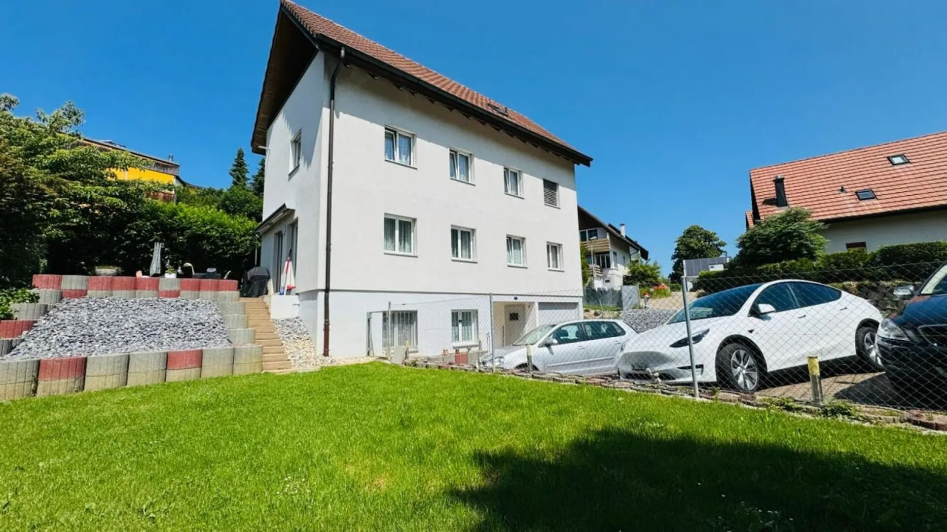 Grosszügiges 5.5-Zimmer-Haus mit Garage, 4 Aussenparkplätzen und Dachterrasse