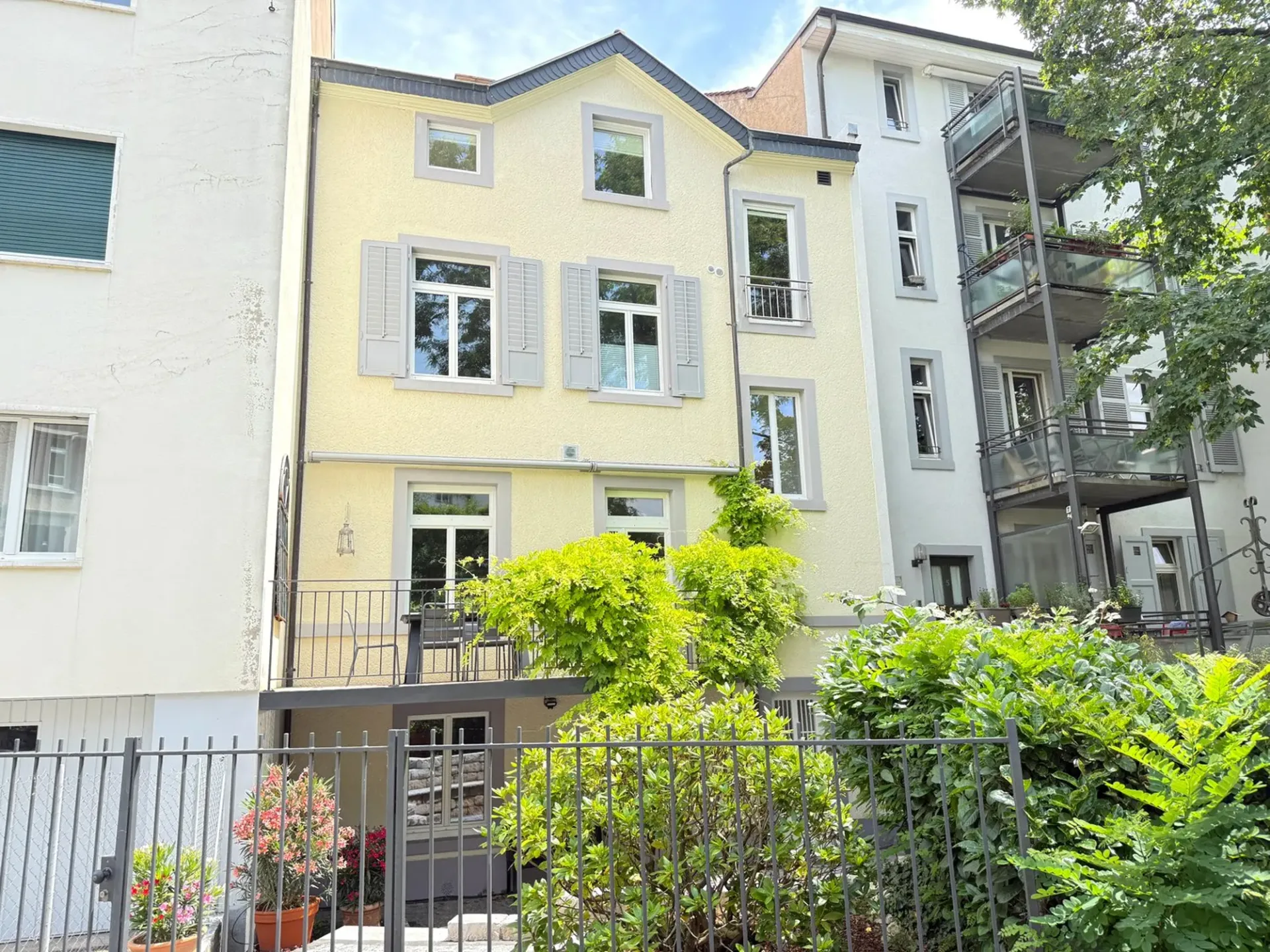 Ein vollständig renoviertes 10-Zimmer-Stadthaus im Spalen-Viertel in der Nähe des Spalentor und der Universität Basel