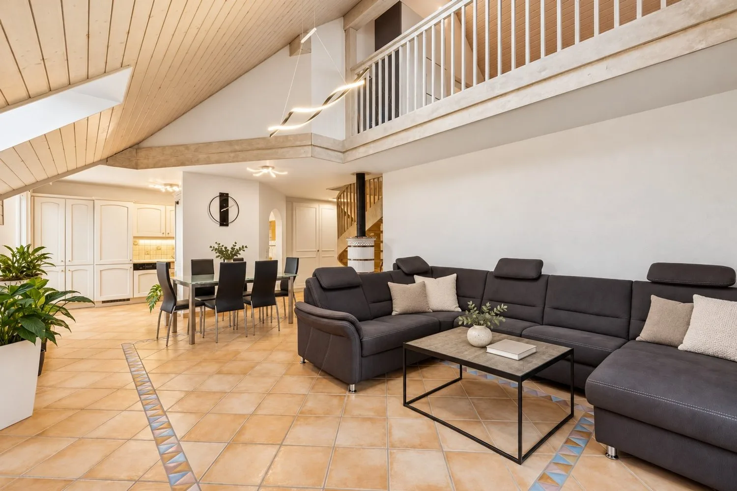 Très beau duplex de 4.5pcs avec dépendance de 61m²