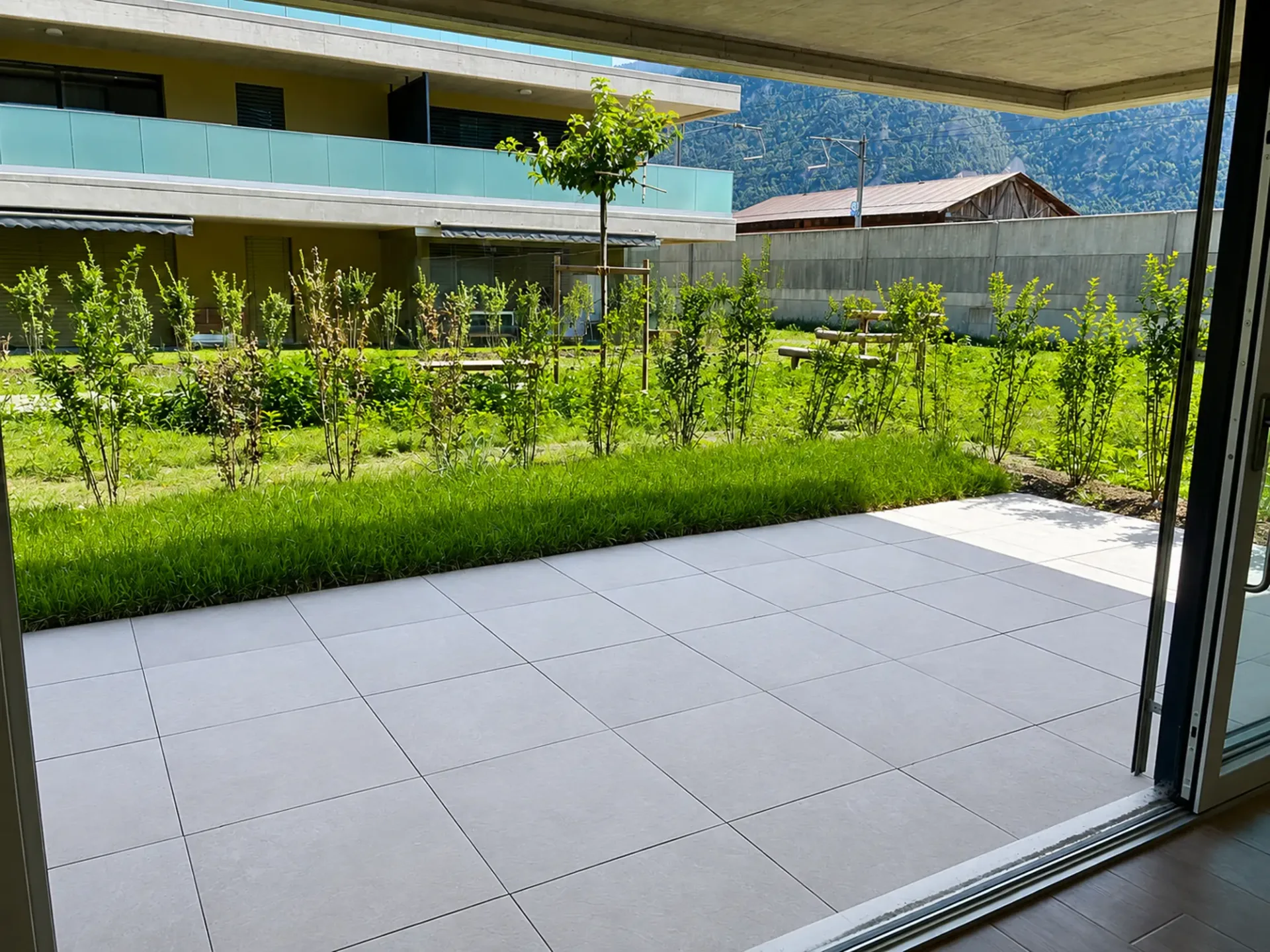 Erdgeschoss mit großer Terrasse – Neu – Innener Parkplatz