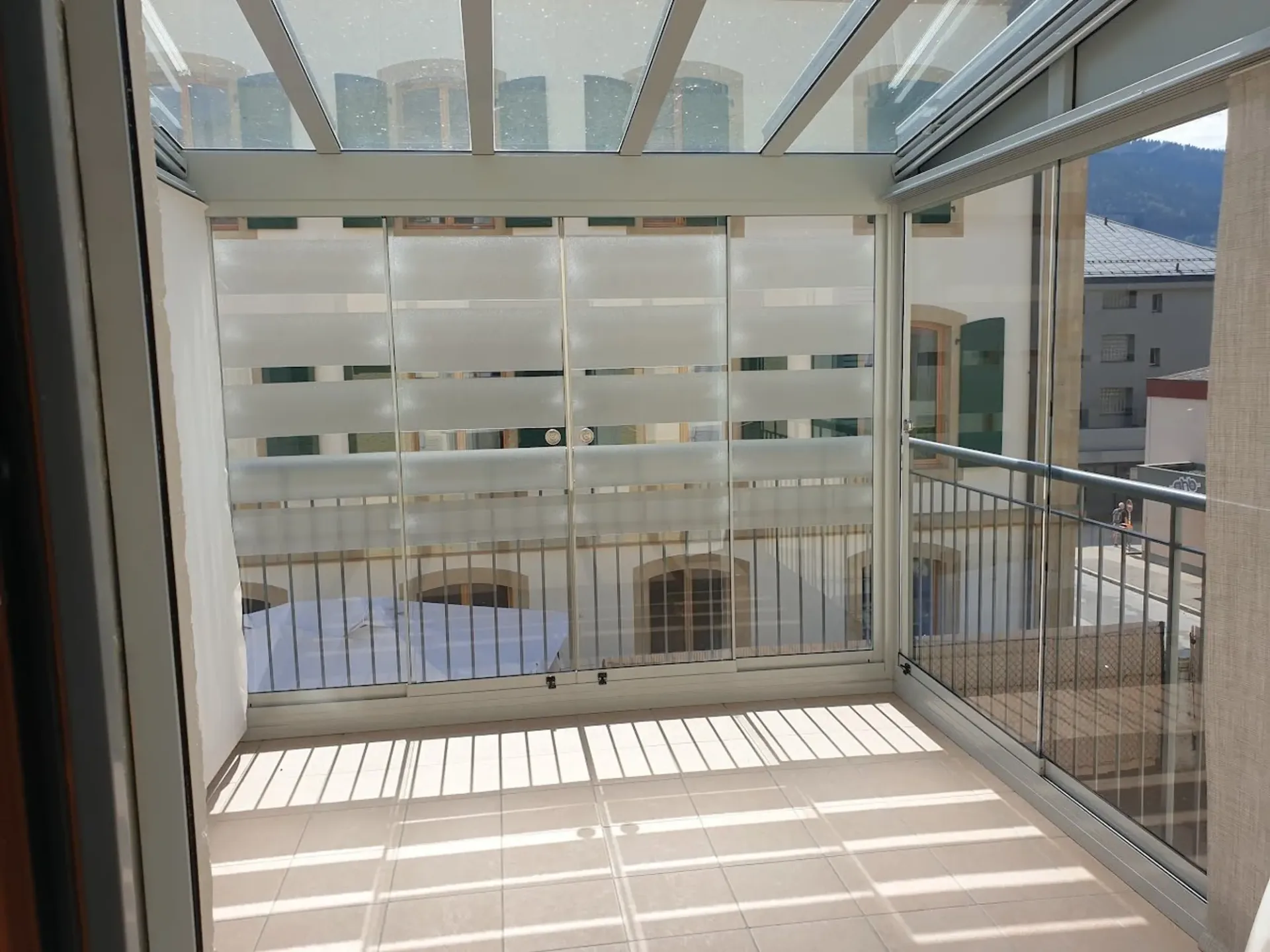 Wohnung mit 3.5 Zimmern, Balkon und Veranda im Zentrum von Fleurier