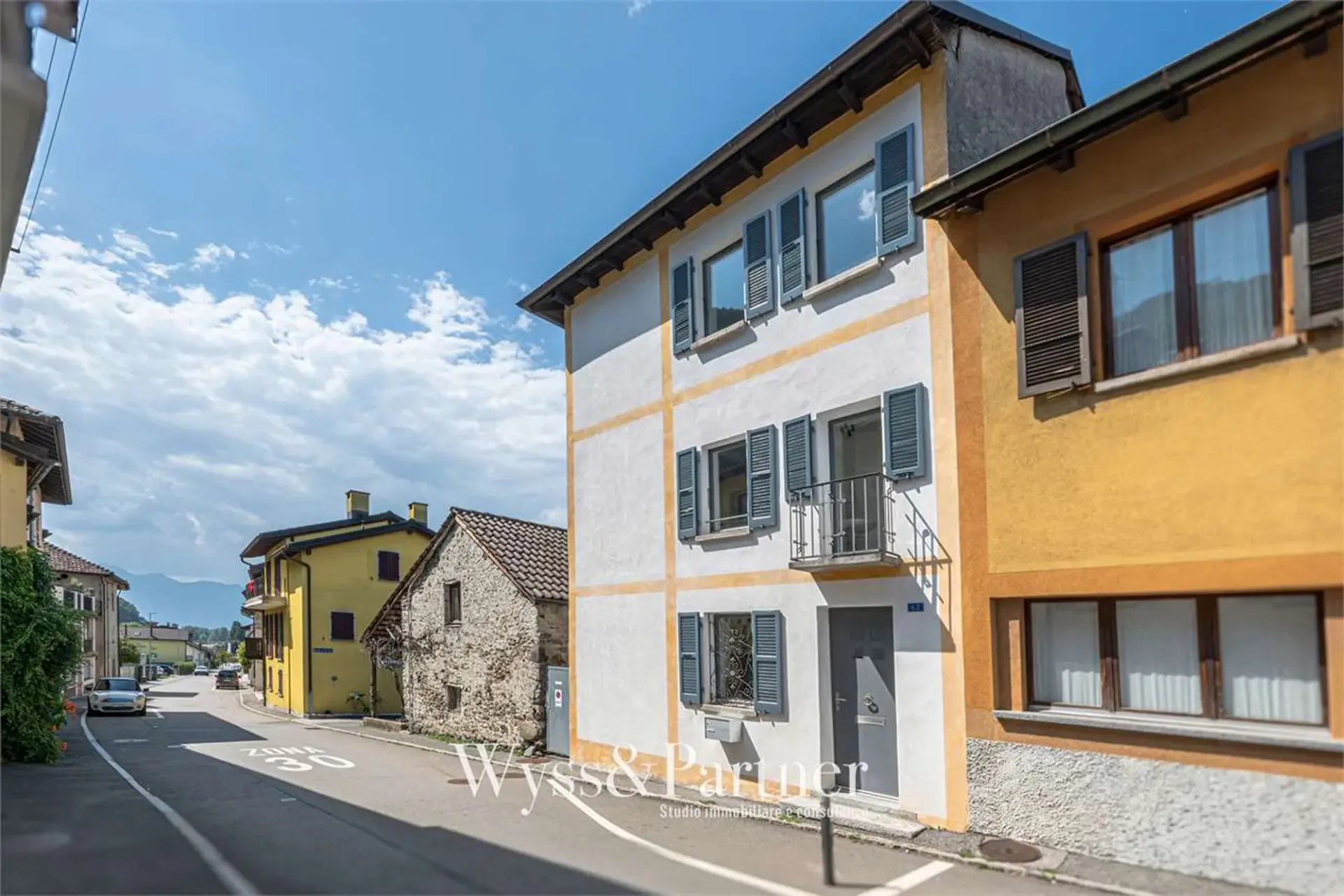 Haus mit 3.5 Zimmern auf drei Ebenen in Quartino