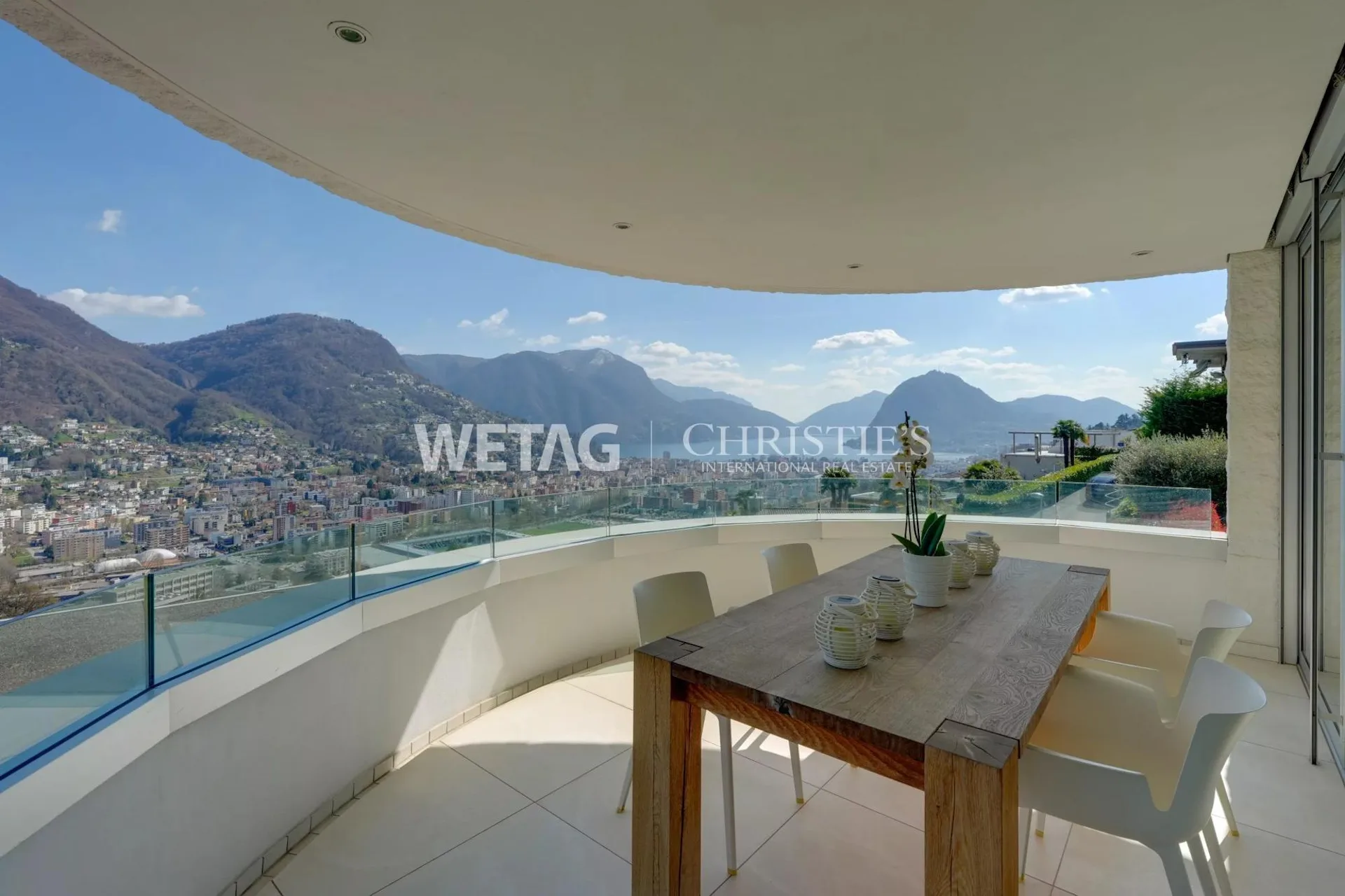 Lugano-Porza: Elegante Wohnung mit Blick auf den Luganersee & privatem Pool zu verkaufen ? auch als Zweitwohnsitz möglich