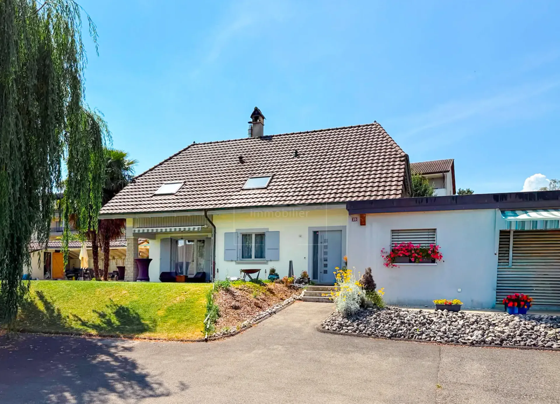 Geräumige Villa mit Pool und 2,5 Zimmer-Wohnung in St-Aubin