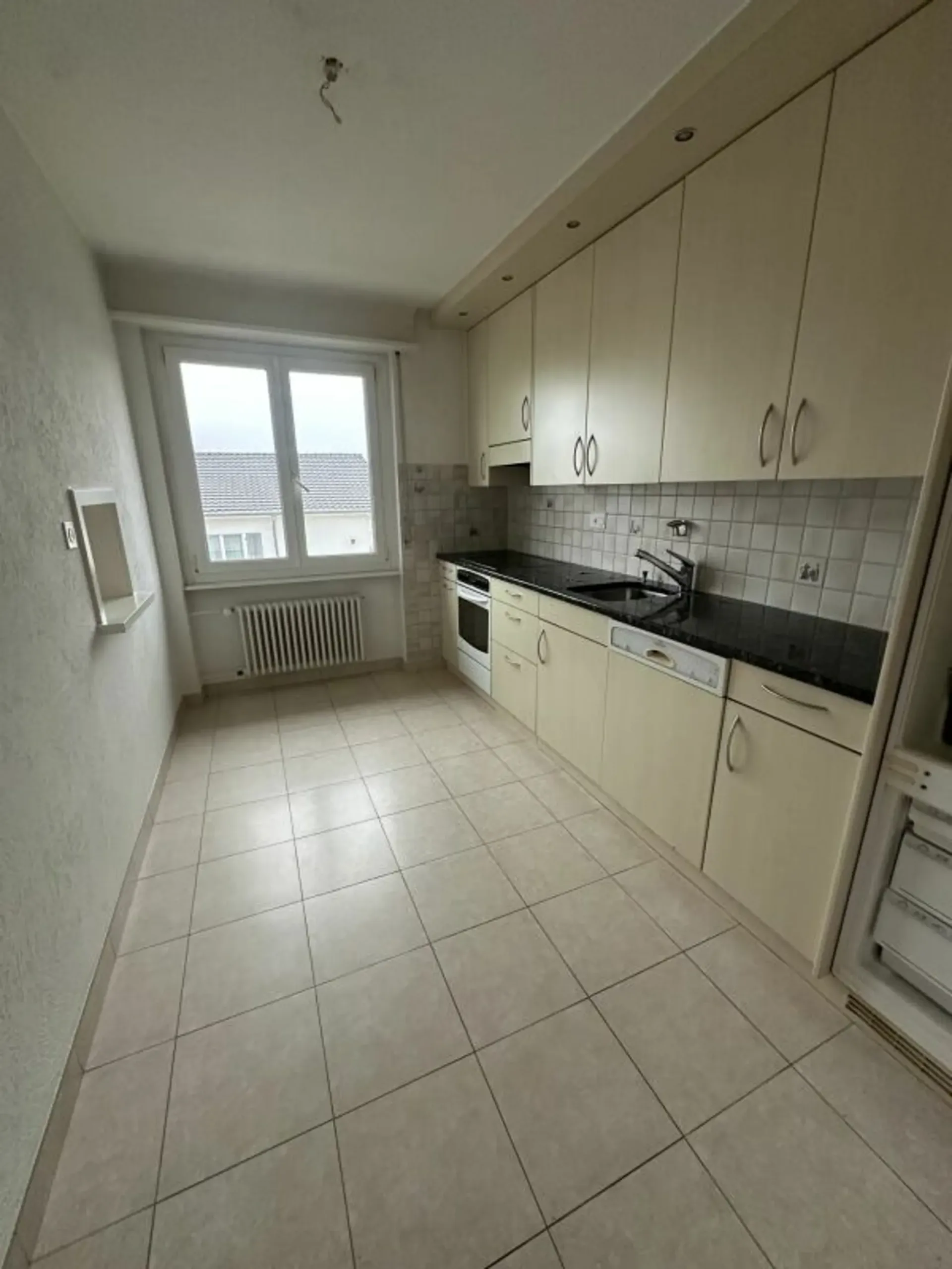 Zu vermieten ist eine schöne 4,5-Zimmer-Wohnung mit Balkon in einer ruhigen Nachbarschaft