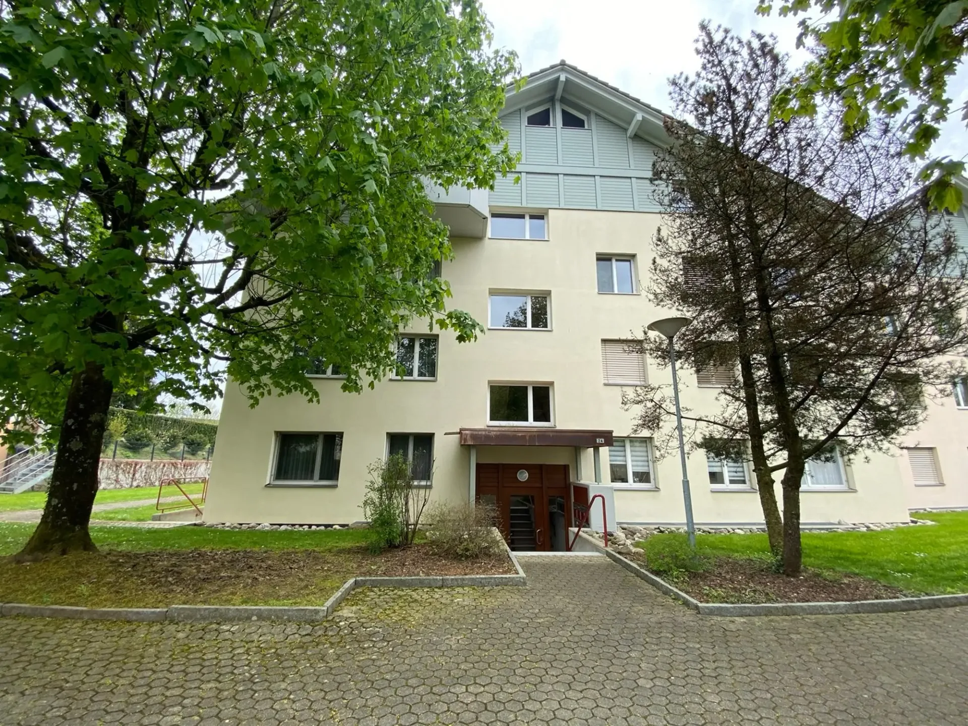 Grosszügige Wohnung mit Hobbyraum in grüner Umgebung