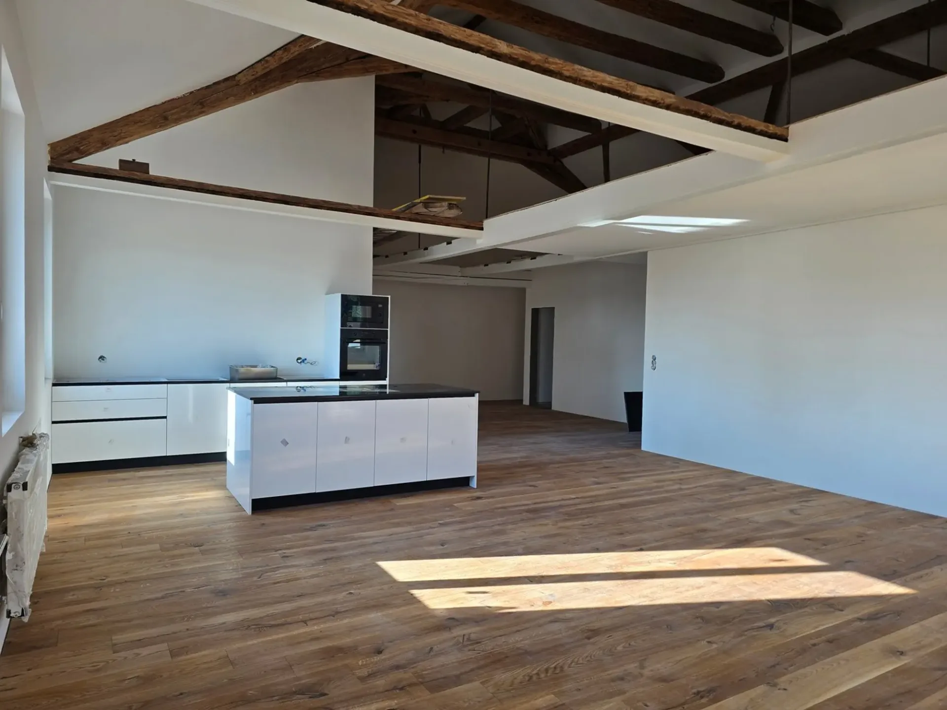 Erstvermietung durch Totalsanierung-Grosszügige 3.5-Zimmer-Dachwohnung mit Galerie