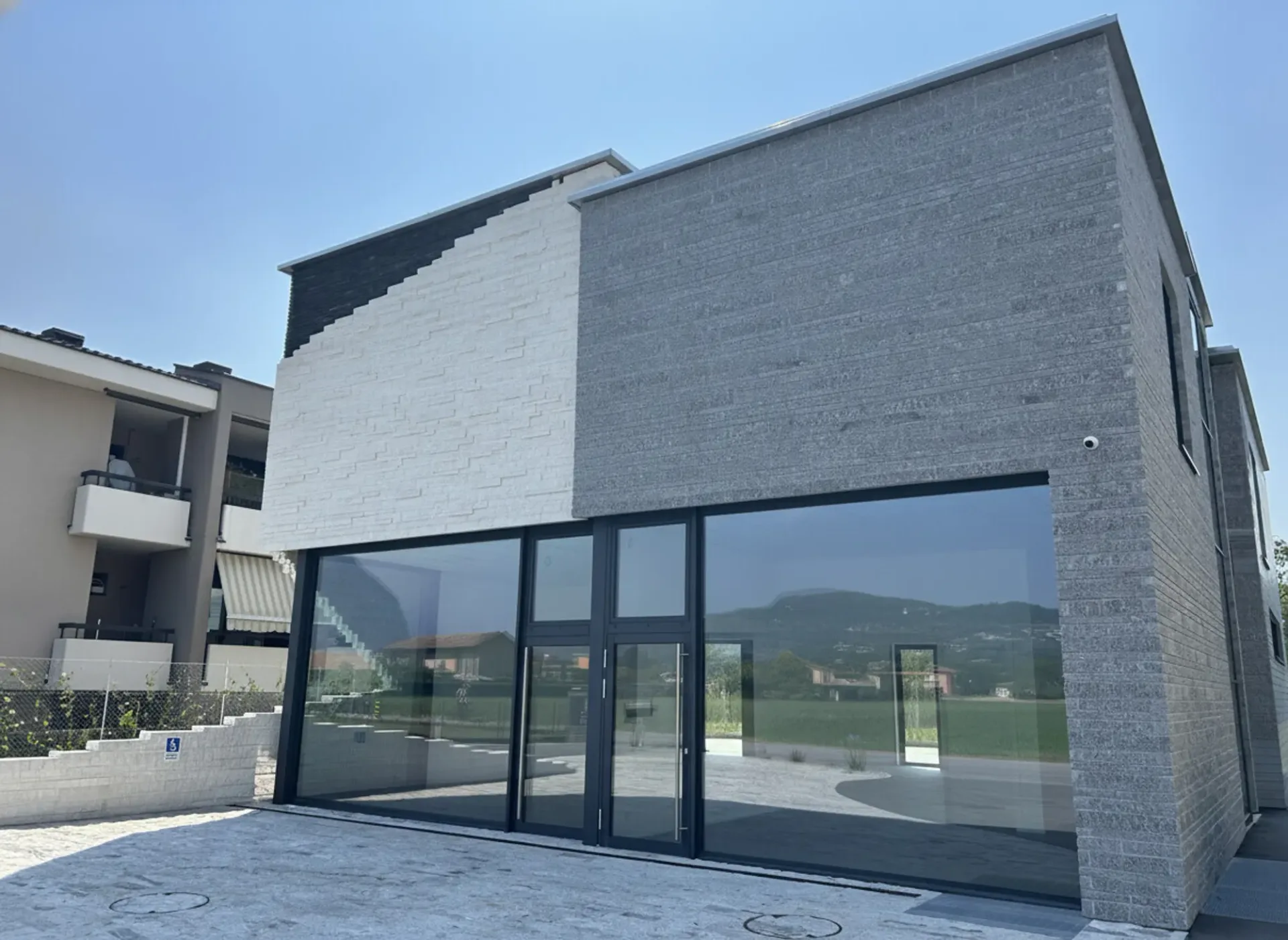 AFFITTASI LOCALE COMMERCIALE IN AREA STRATEGICA A NOVAZZANO