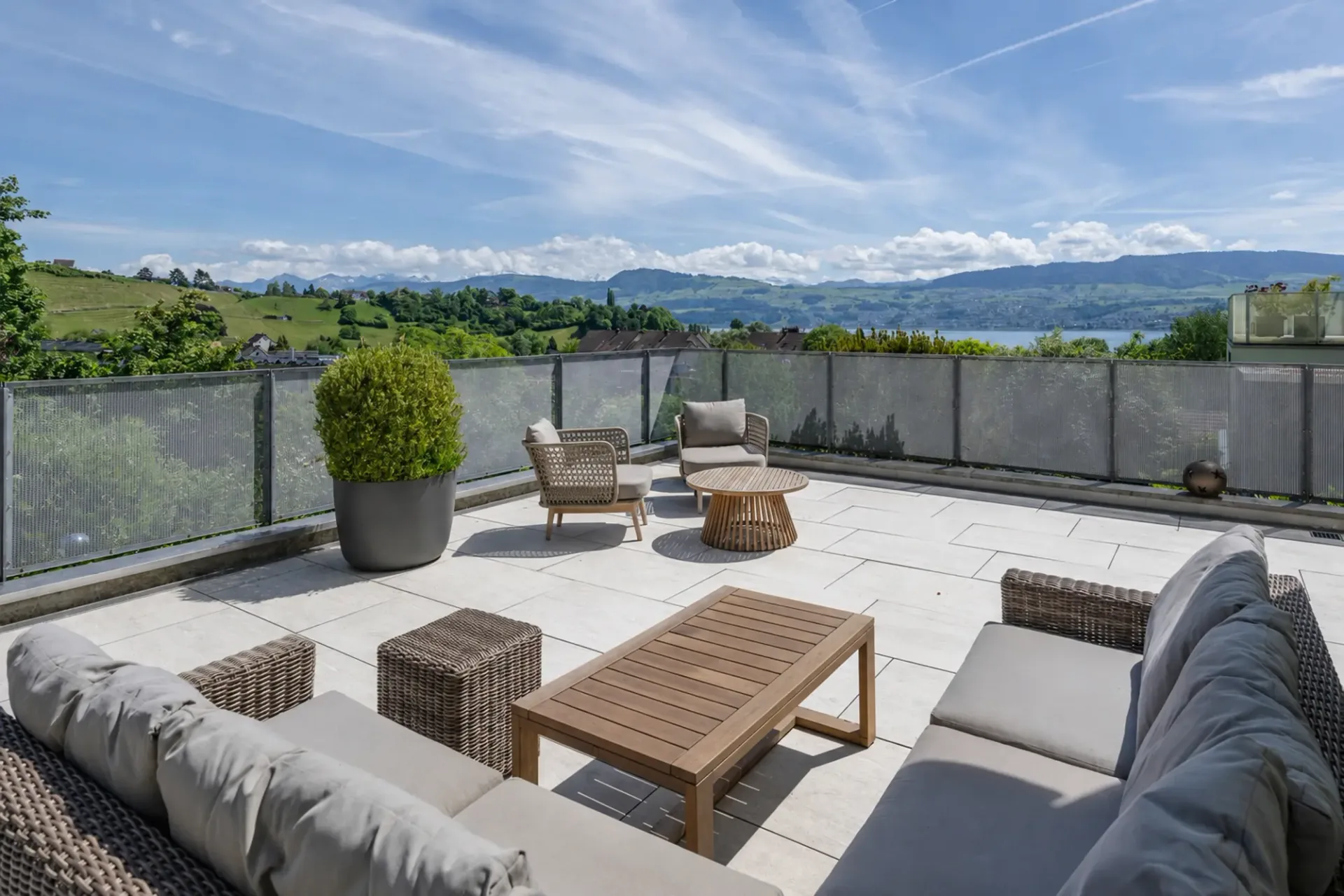 Hausfeeling mit Weit- und Seesicht