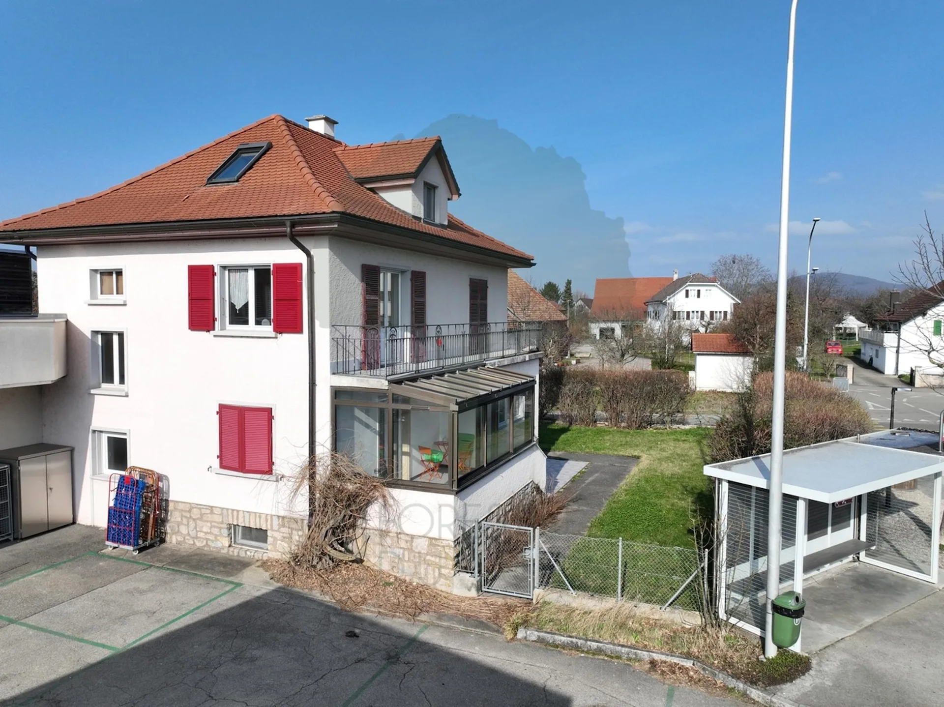 Maison locative composée de trois appartements à Cornol