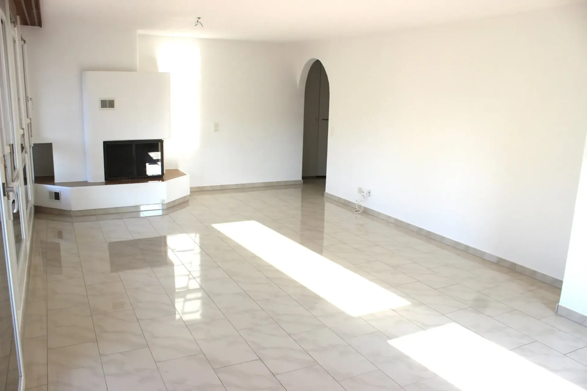 Sehr attraktive und erst renovierte 4,5-Zimmer-Eigentumswohnung mit Balkon inkl. PP AEH